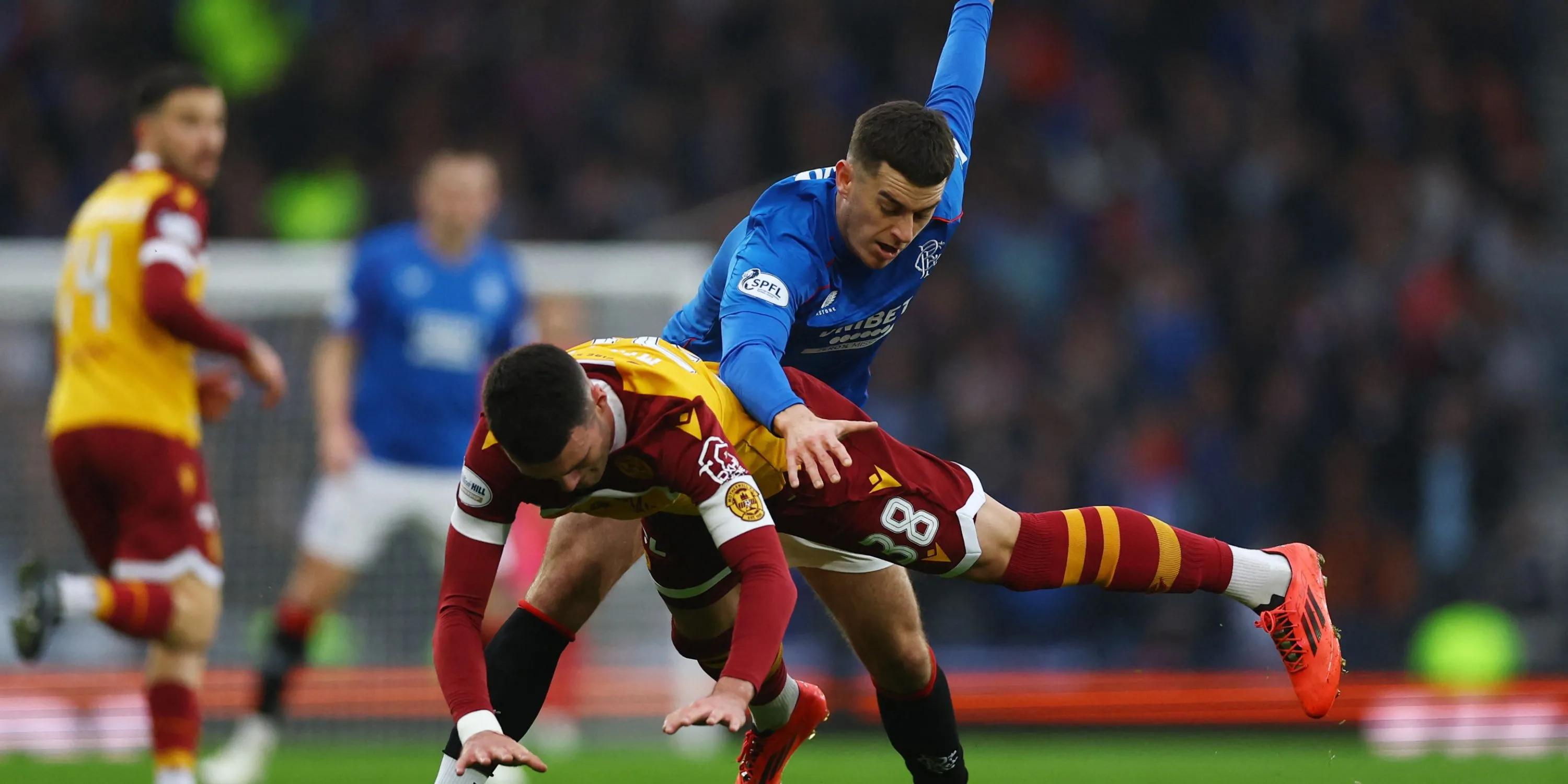 Lennon Miller (Motherwell) trong một pha tranh chấp bóng tại giải Scotland