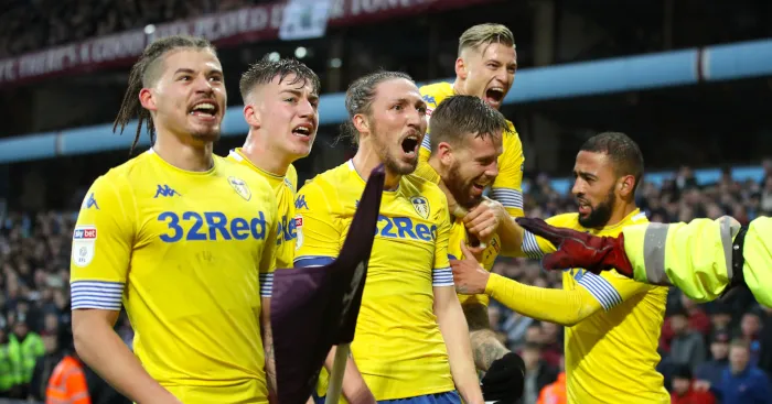 Luke Ayling, cựu hậu vệ Leeds United, ăn mừng bàn thắng cùng đồng đội