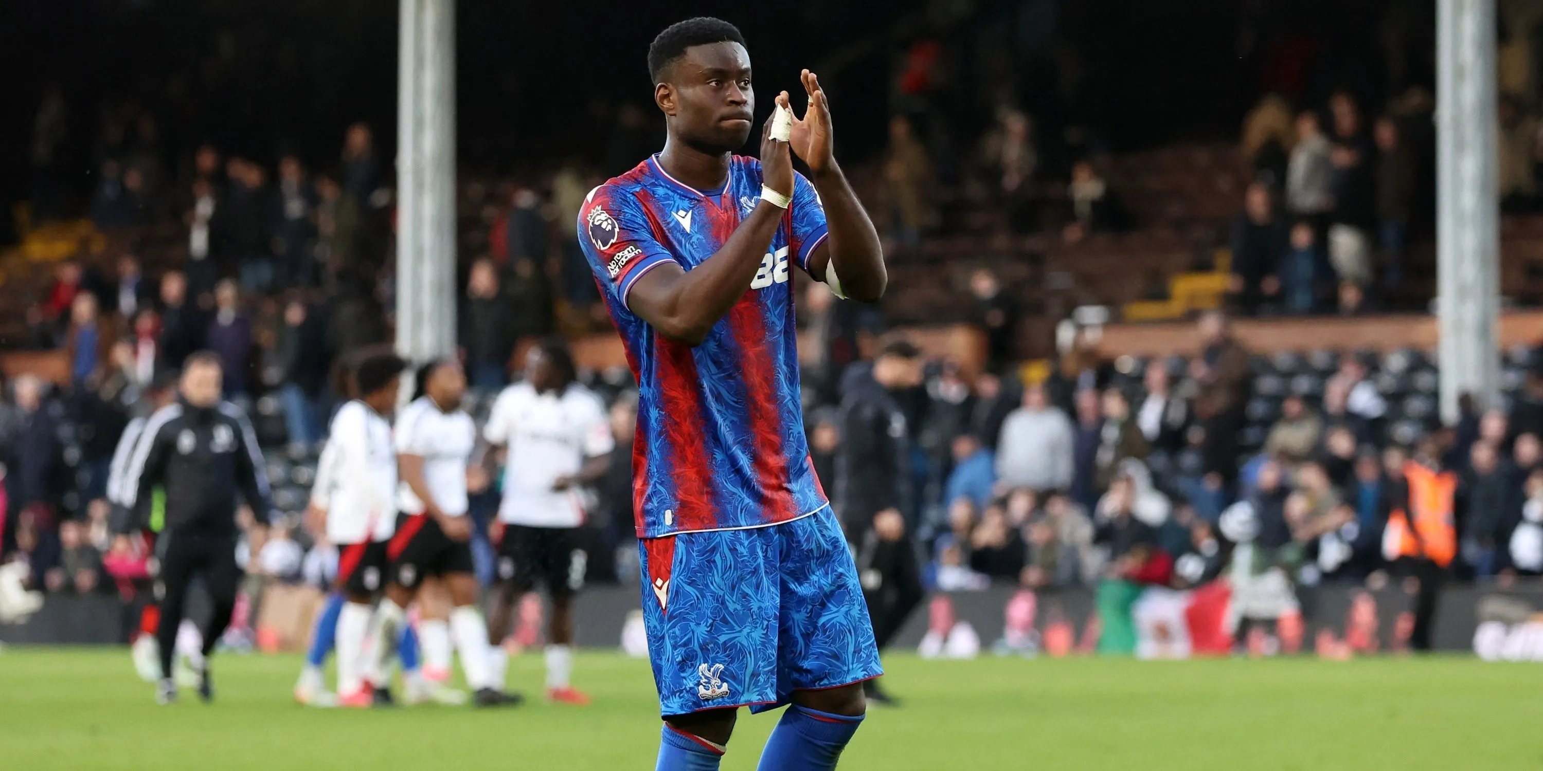 Marc Guehi của Crystal Palace ăn mừng sau trận đấu