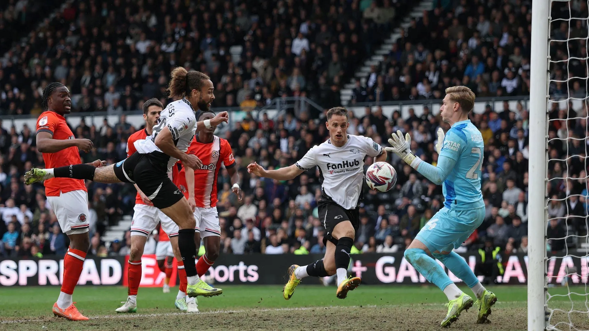 Marcus Harness của Derby County trong trận đấu với Luton Town tại Championship, minh chứng cho nỗ lực tấn công của đội
