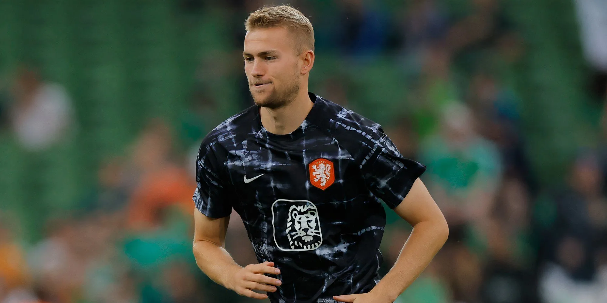 Matthijs De Ligt tỏ ra đau đớn sau pha va chạm trong trận gặp Brentford