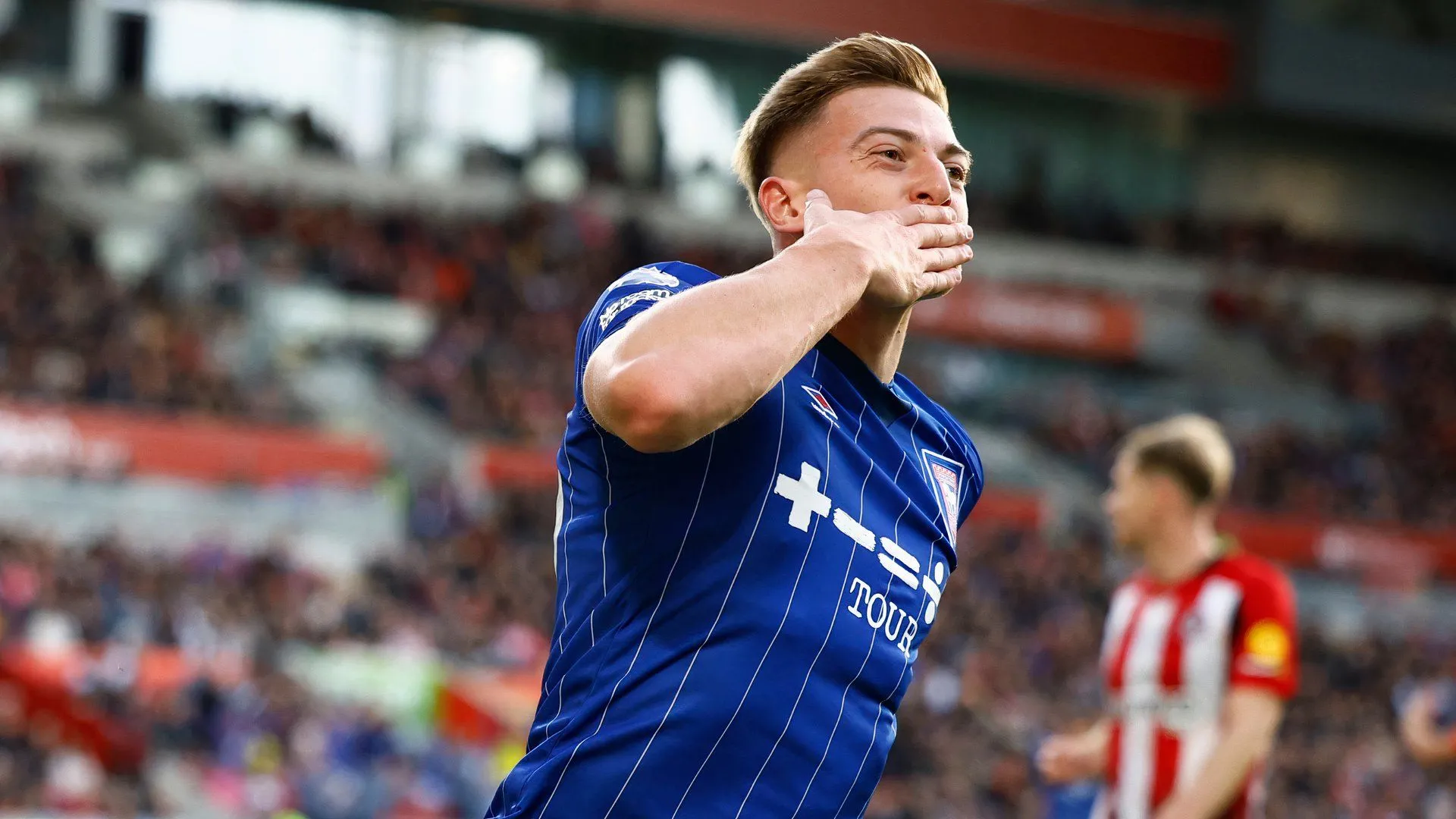 Mô tả: Tiền đạo Liam Delap trong màu áo Ipswich Town thi đấu tại giải Ngoại hạng Anh mùa giải 2024/25