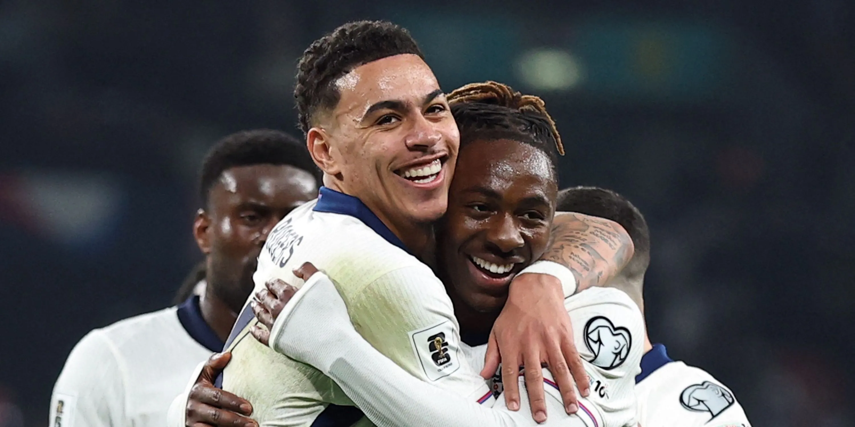 Morgan Rogers của Aston Villa ăn mừng cùng đồng đội