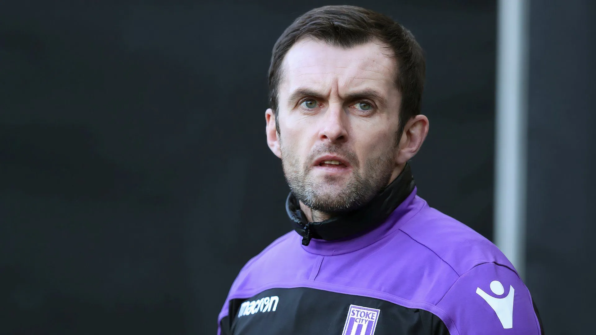 Nathan Jones trong thời gian làm HLV trưởng Stoke City, một trong những thử thách khó khăn trong sự nghiệp