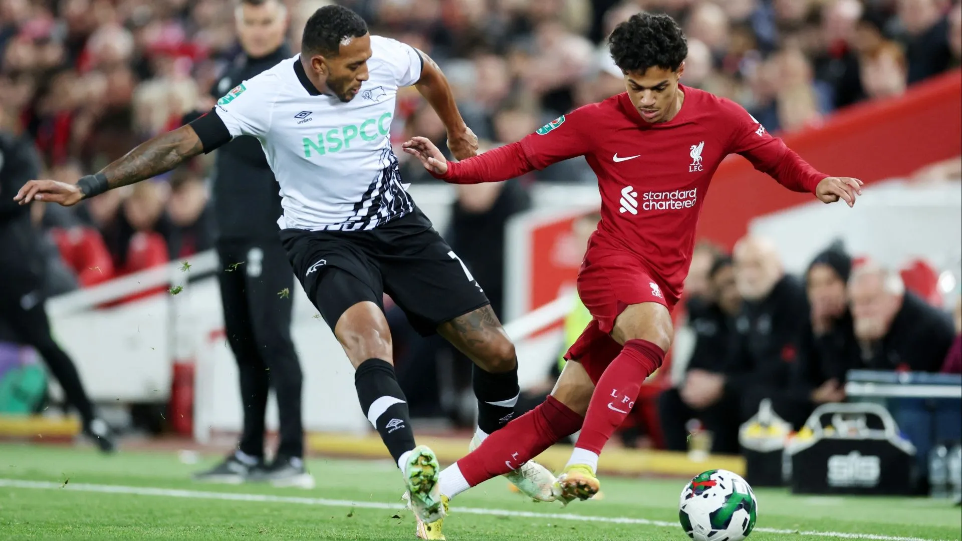 Nathaniel Mendez-Laing trong màu áo Derby County mùa giải này với những màn trình diễn thiếu ổn định
