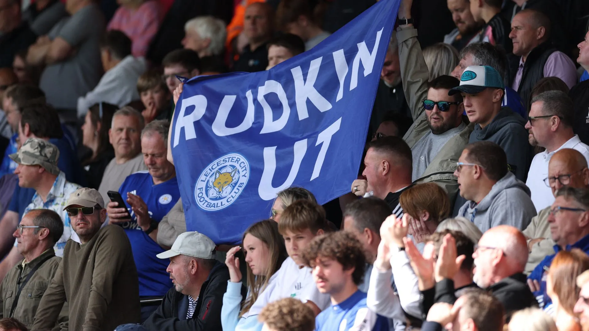 Người hâm mộ Leicester City phản đối án phạt trừ điểm liên quan đến quy định PSR