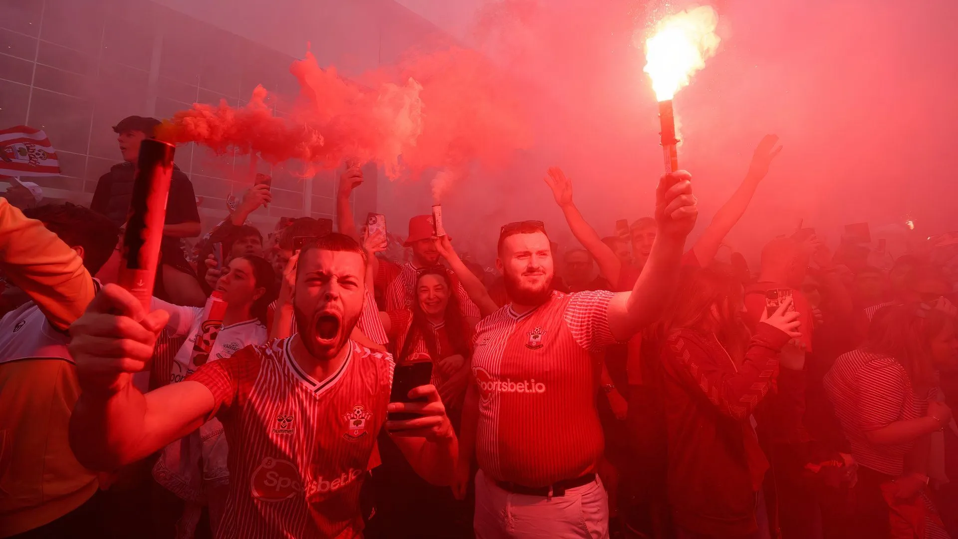 Người hâm mộ Southampton bên ngoài sân vận động St Mary's