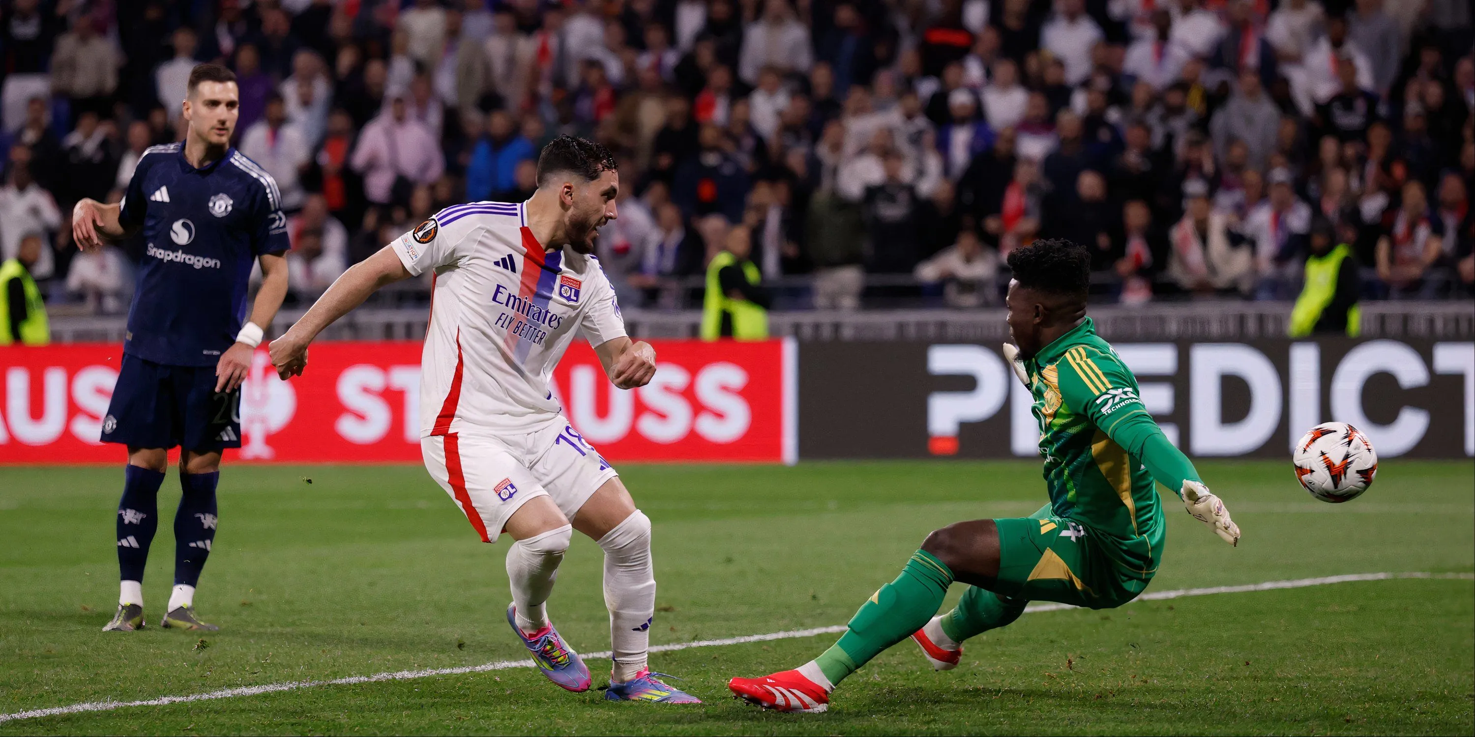 Rayan Cherki thi đấu cho Lyon đối đầu Manchester United