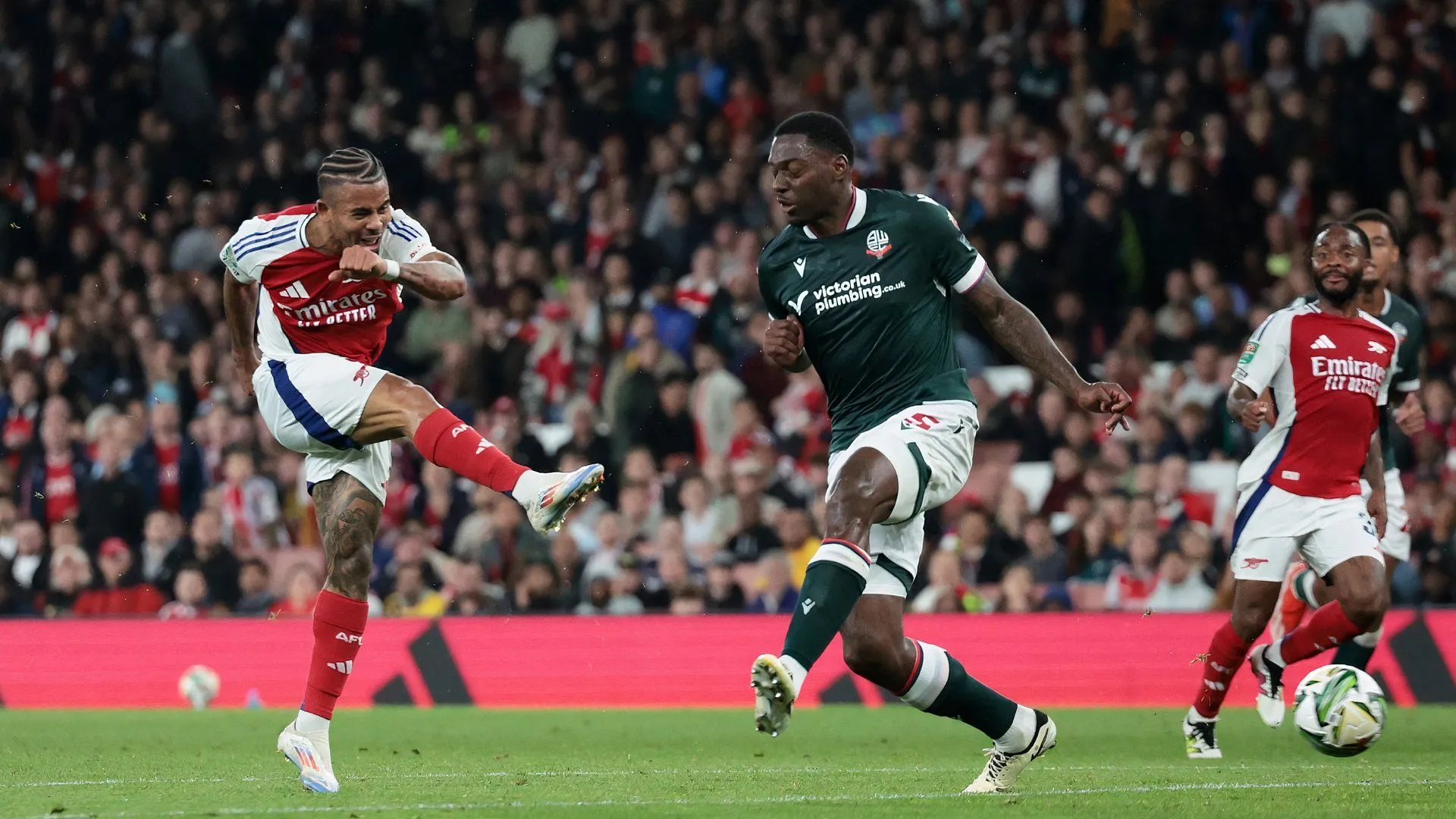Ricardo Santos của Bolton Wanderers đấu với Arsenal