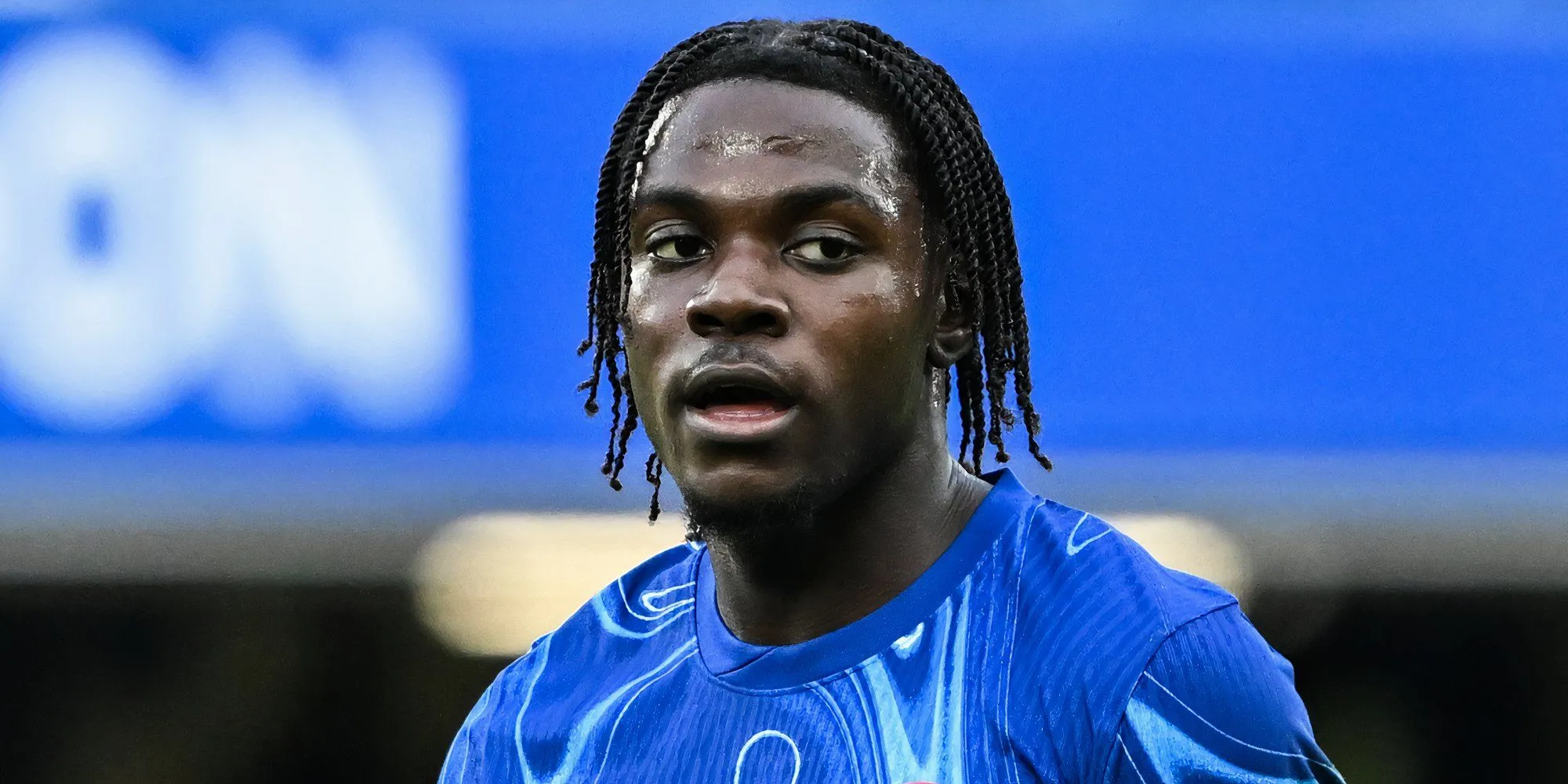Romeo Lavia trong màu áo Chelsea đối đầu Liverpool