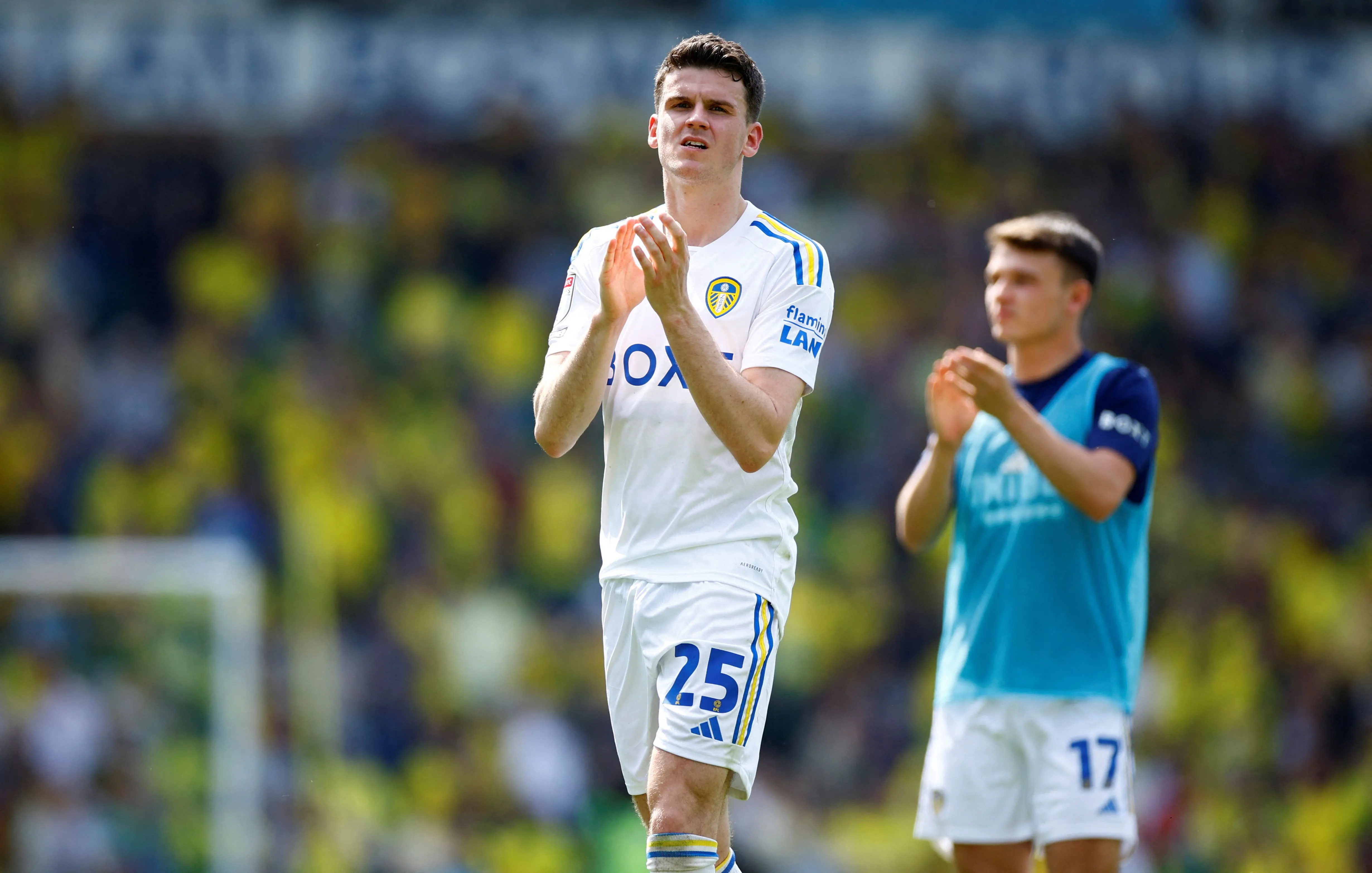 Sam Byram thi đấu cho Leeds United trong trận gặp Norwich City tại giải Championship