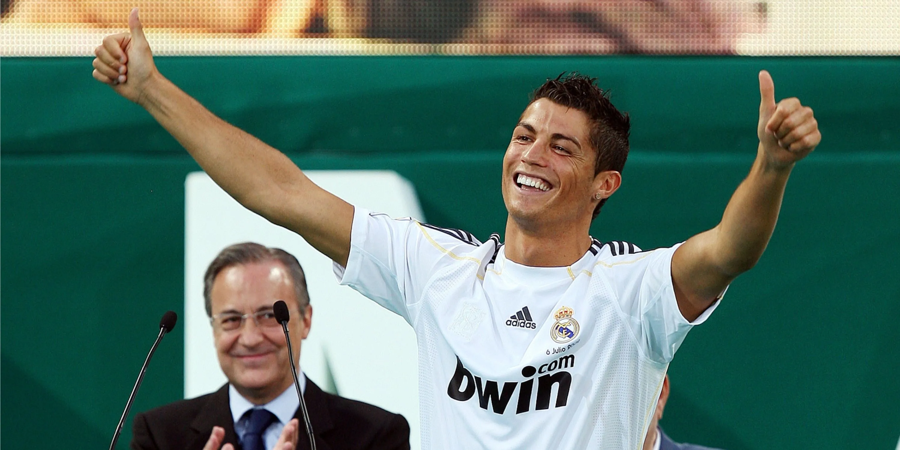Siêu sao Cristiano Ronaldo vẫy tay chào người hâm mộ trong ngày ra mắt Real Madrid