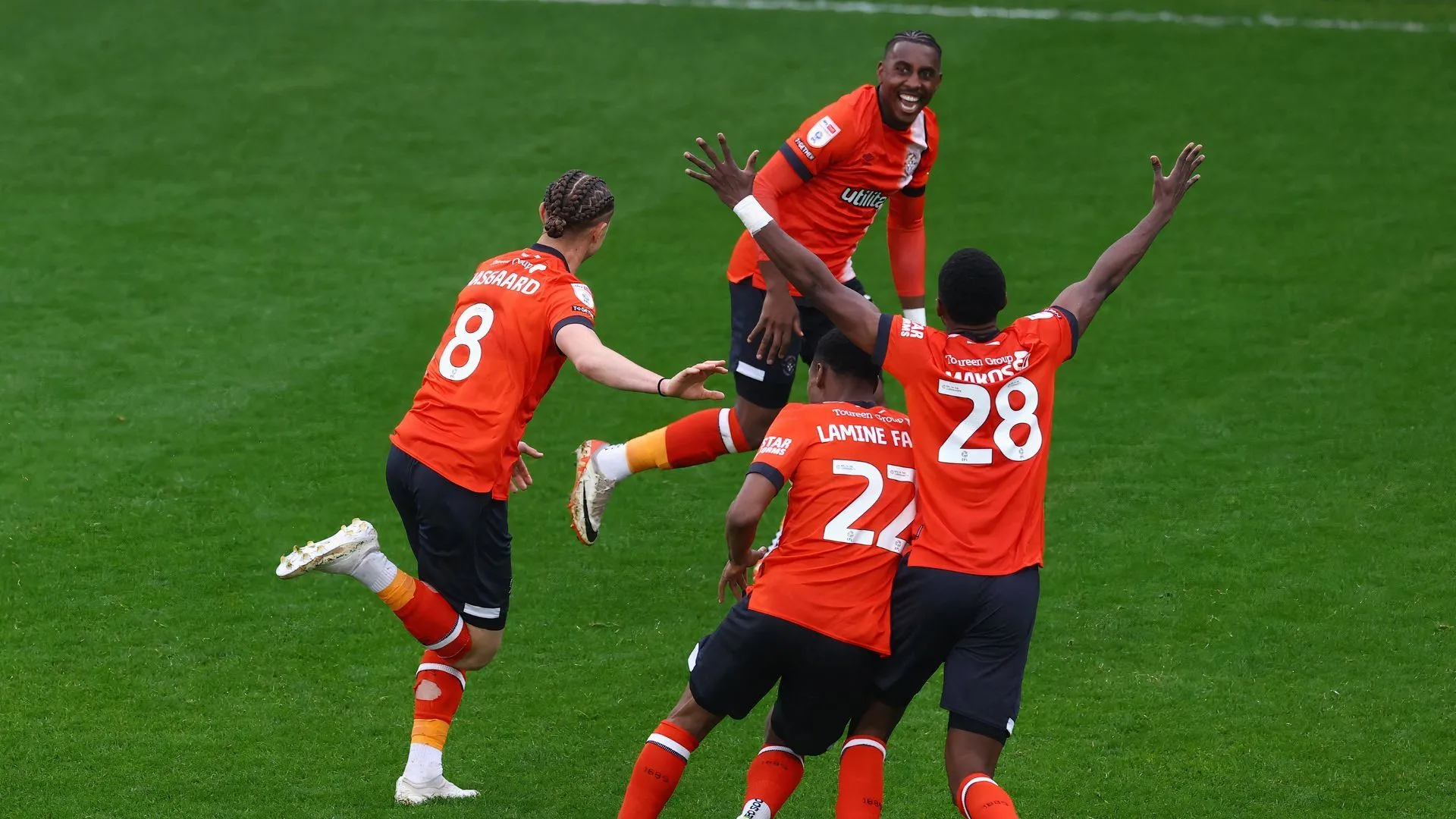 Thelo Aasgaard ăn mừng bàn thắng cho Luton Town trong trận đấu gặp Bristol City