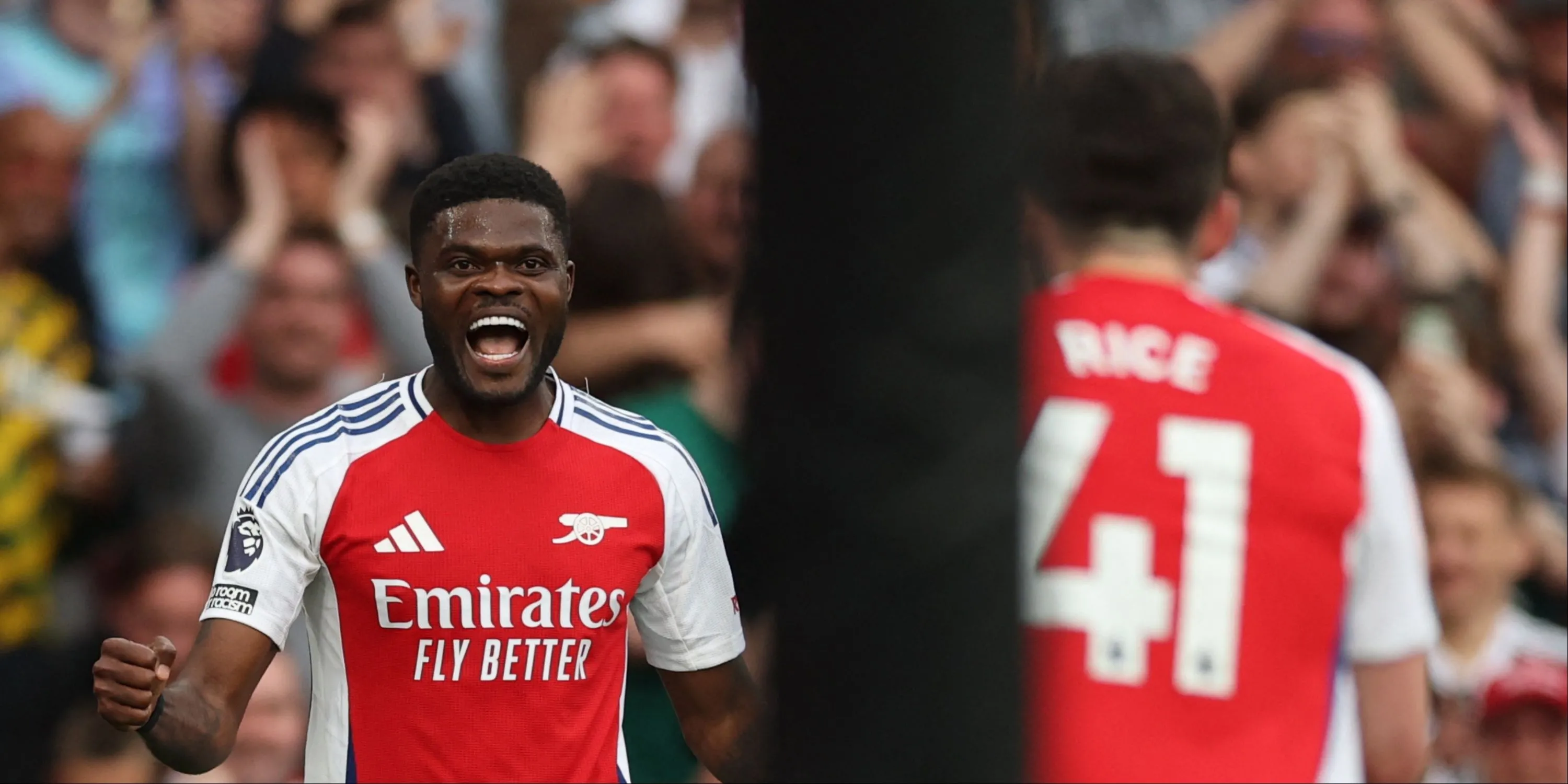 Thomas Partey ăn mừng cùng Declan Rice trong màu áo Arsenal trong bối cảnh tương lai bất định