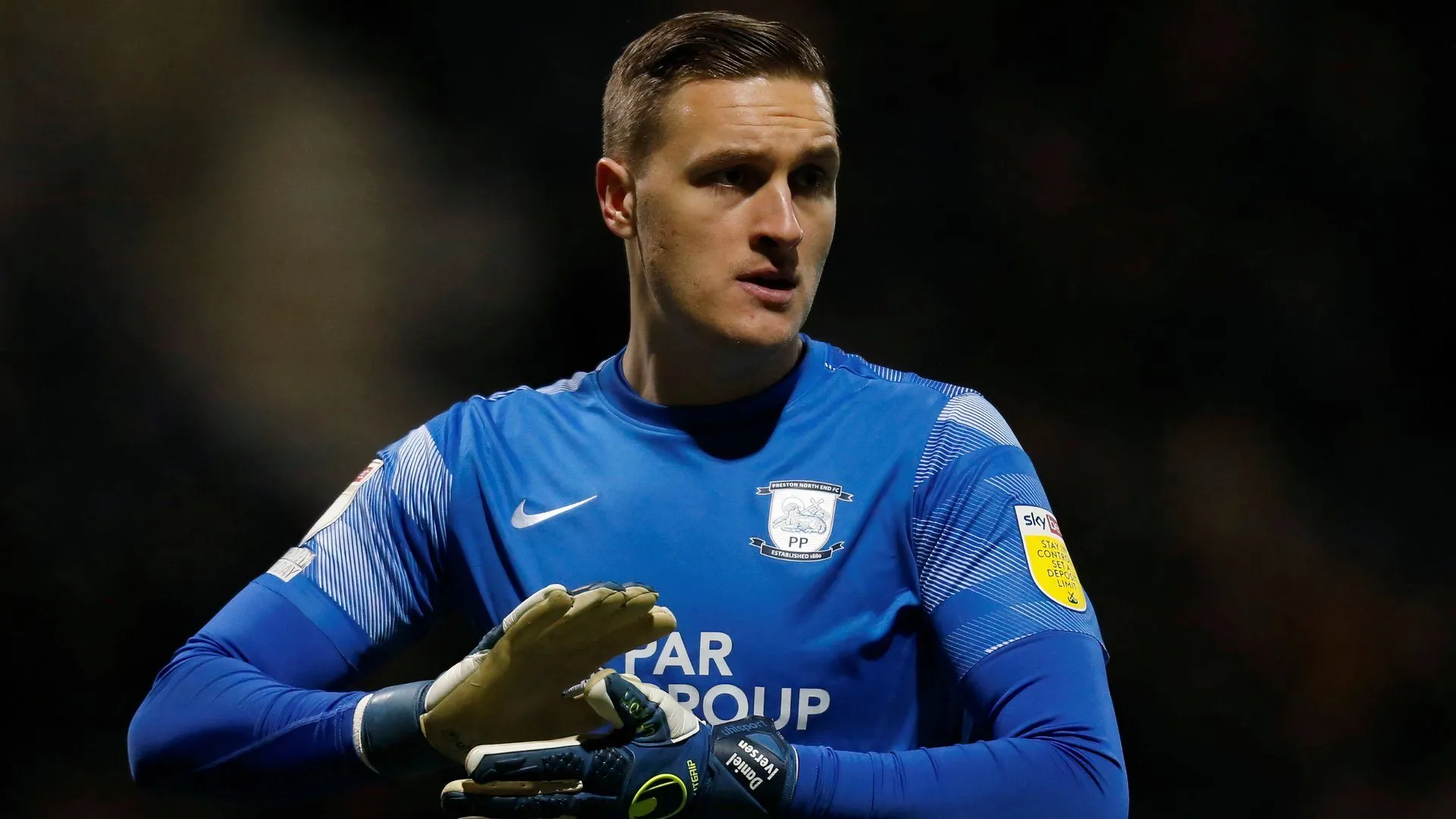 Thủ môn Daniel Iversen trong màu áo Preston North End trong lần cho mượn trước đó