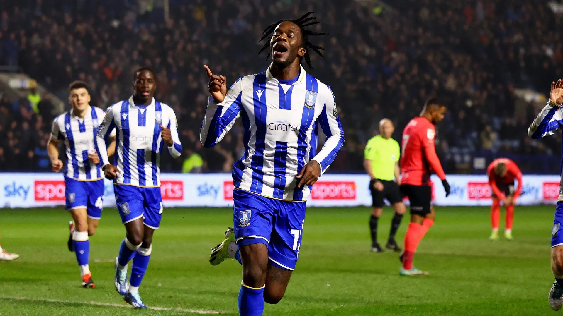 Tiền đạo Ike Ugbo thi đấu cho Sheffield Wednesday