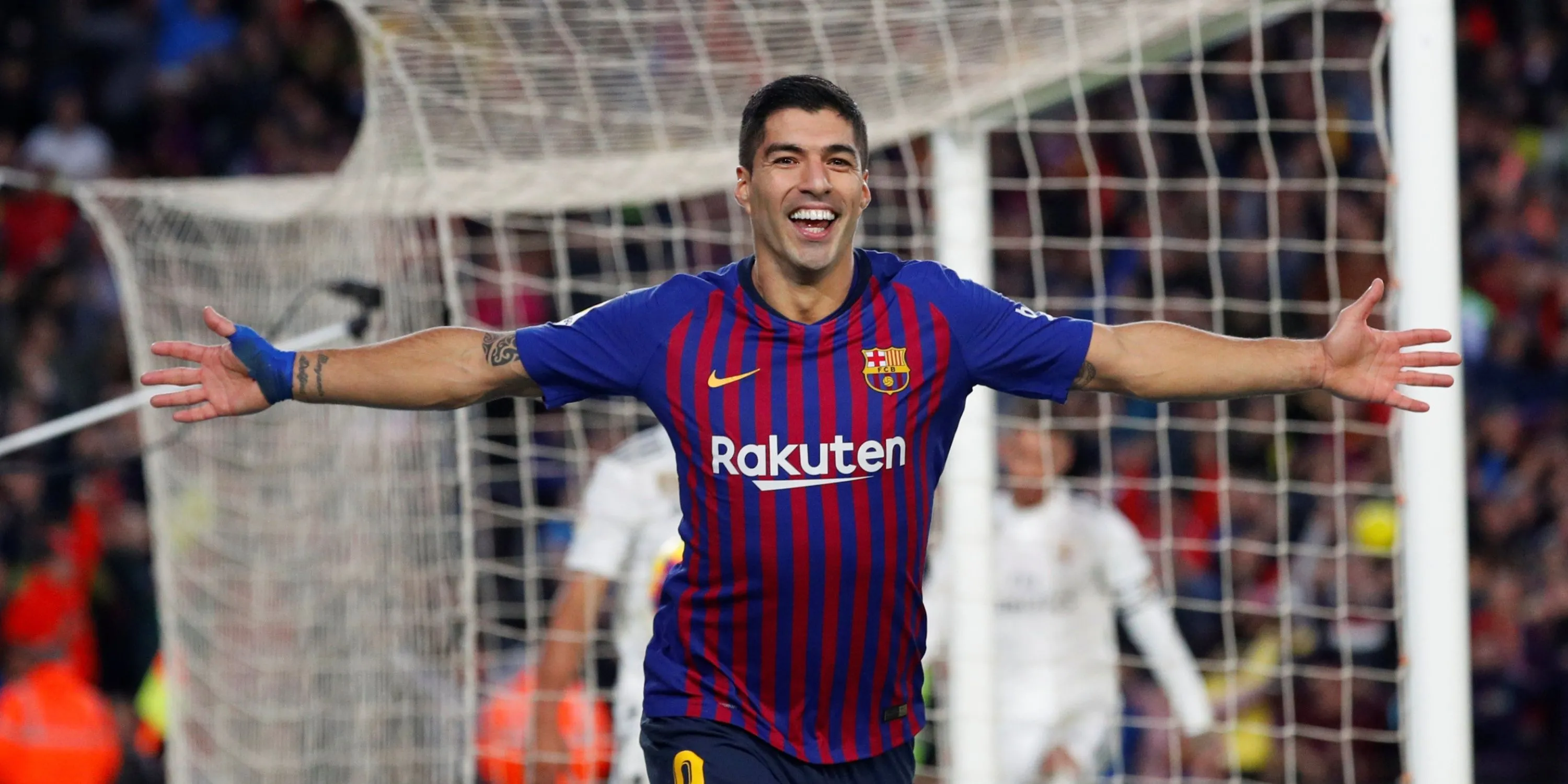 Tiền đạo Luis Suarez ăn mừng bàn thắng trong màu áo Barcelona tại Siêu Kinh Điển
