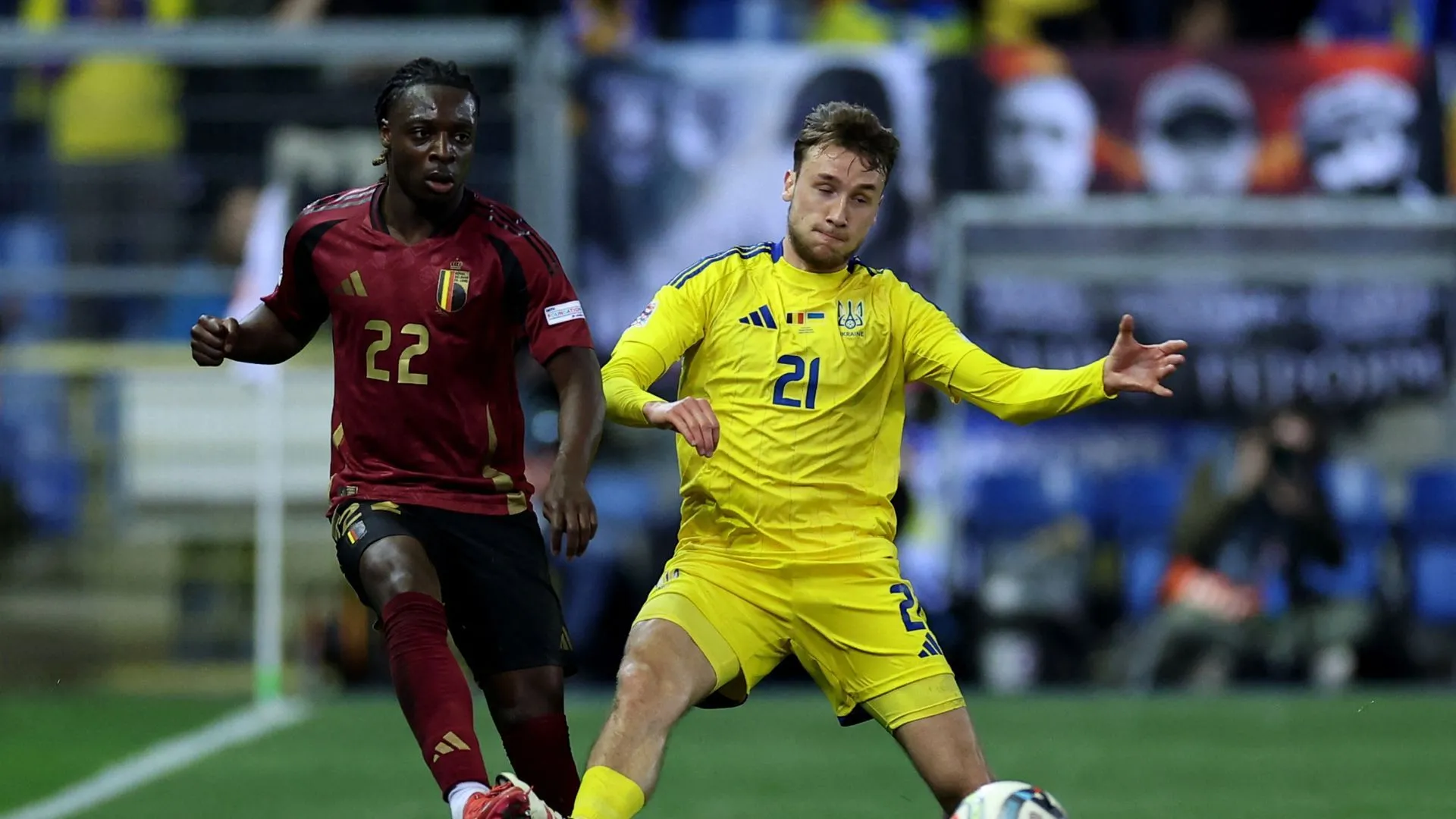Tiền đạo trẻ Vladyslav Vanat đang là mục tiêu chuyển nhượng của Leeds và Fulham