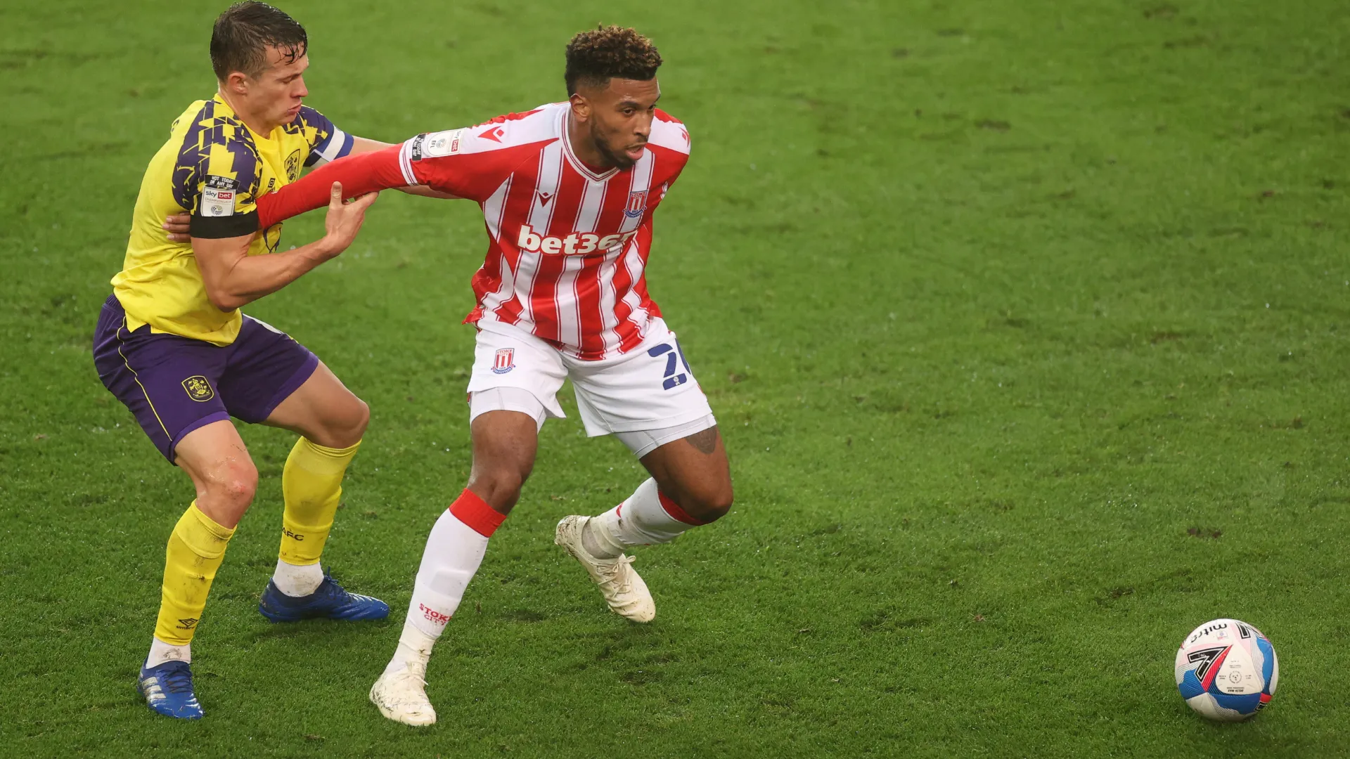 Tiền đạo Tyrese Campbell trong màu áo Stoke City đối mặt với nhiều thử thách