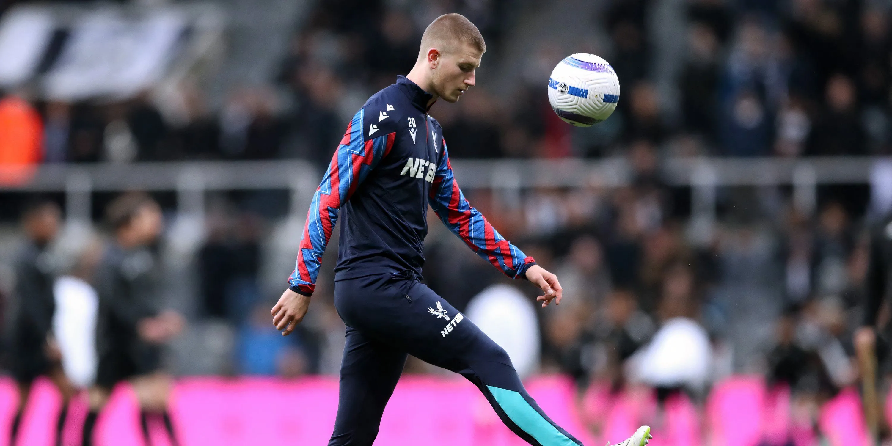 Tiền vệ Adam Wharton của Crystal Palace trong một trận đấu