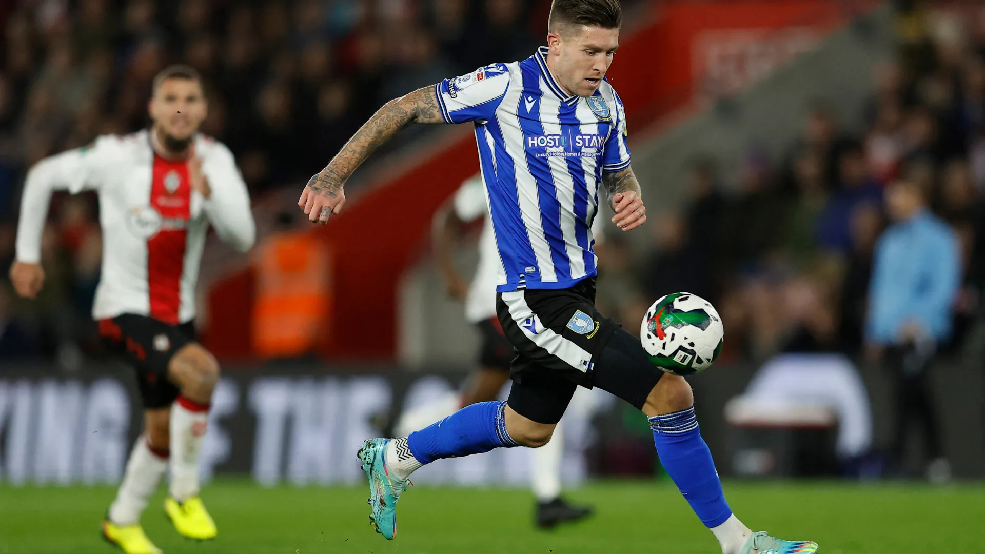 Tiền vệ Josh Windass ăn mừng bàn thắng cho Sheffield Wednesday