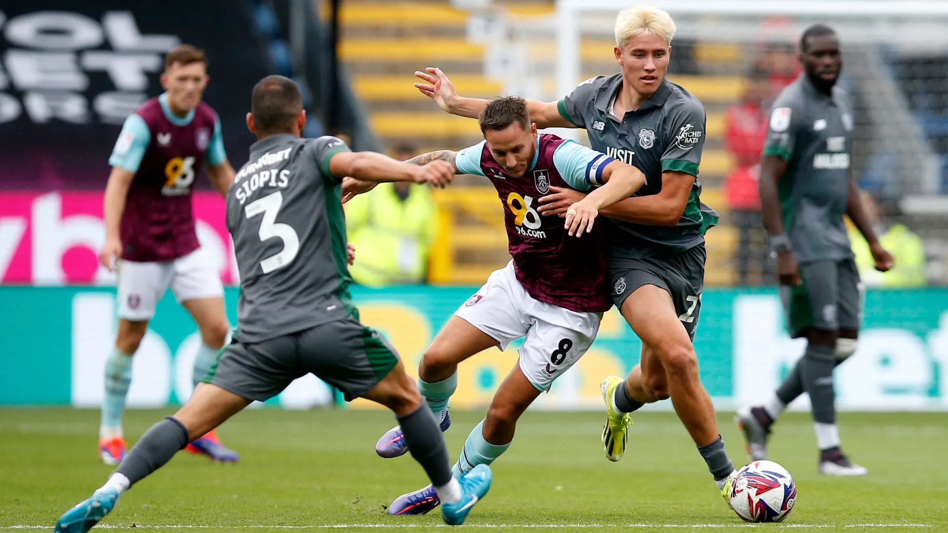 Tiền vệ tấn công Rubin Colwill trong trận đấu của Cardiff City