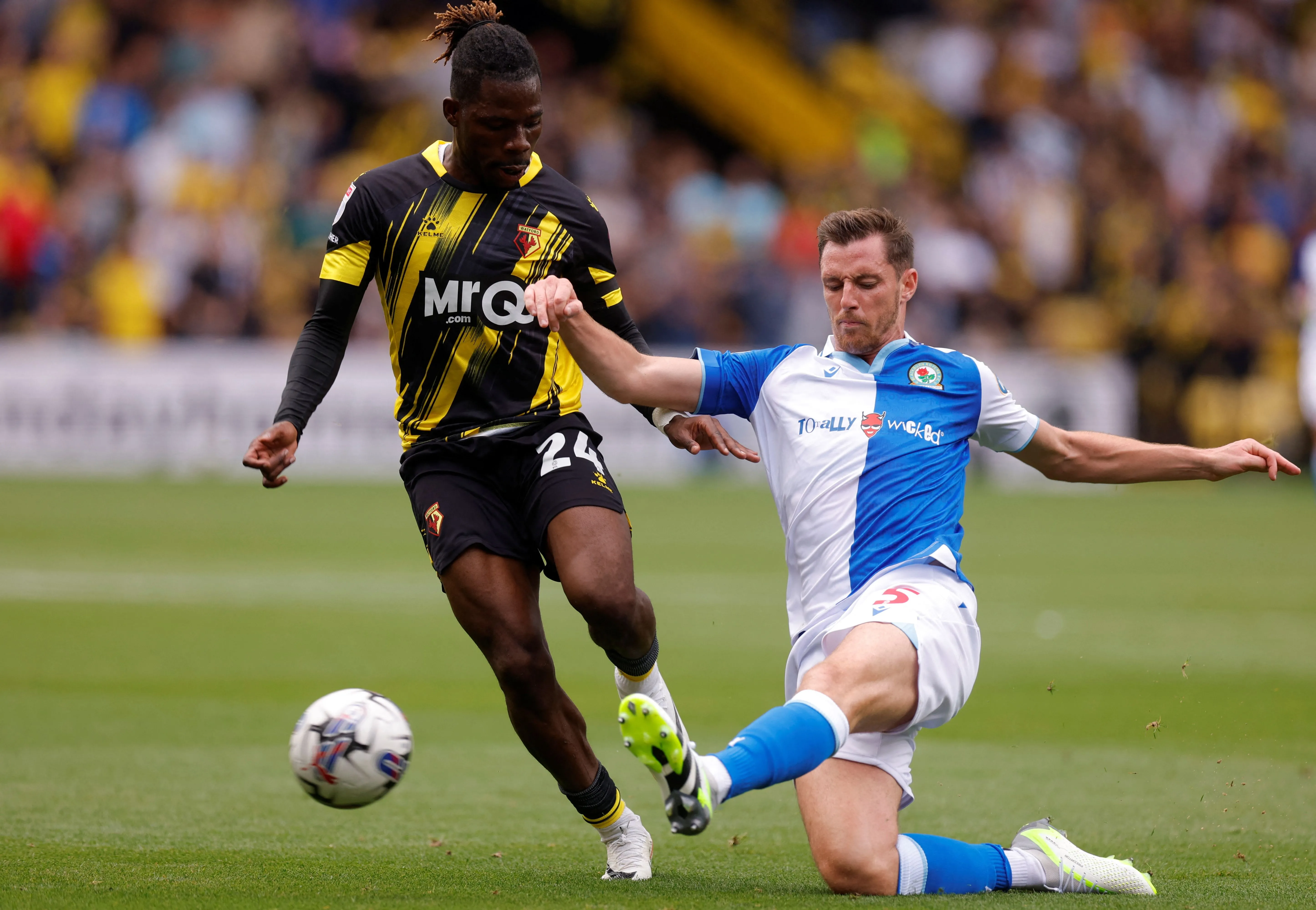 Tiền vệ Tom Dele-Bashiru của Watford trên sân cỏ