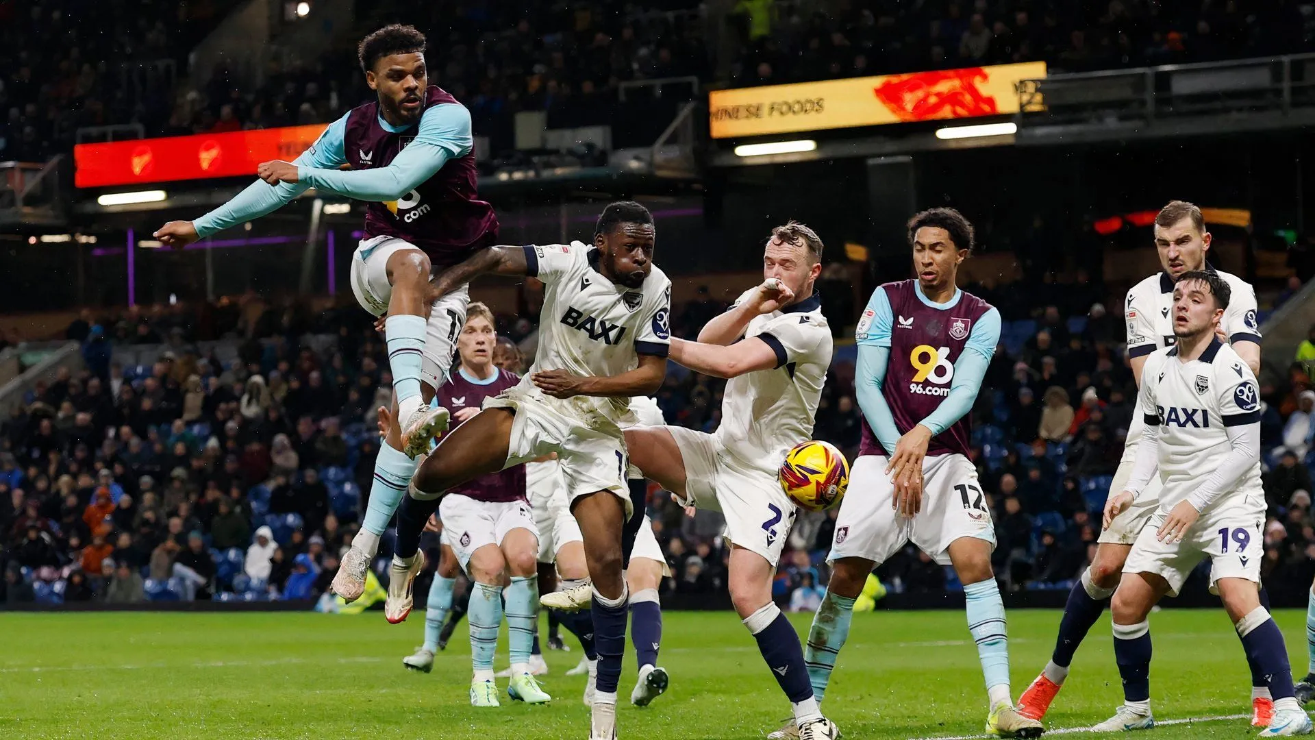 Tiền vệ trẻ Alex Matos trong màu áo Oxford United tại giải Hạng nhất Anh