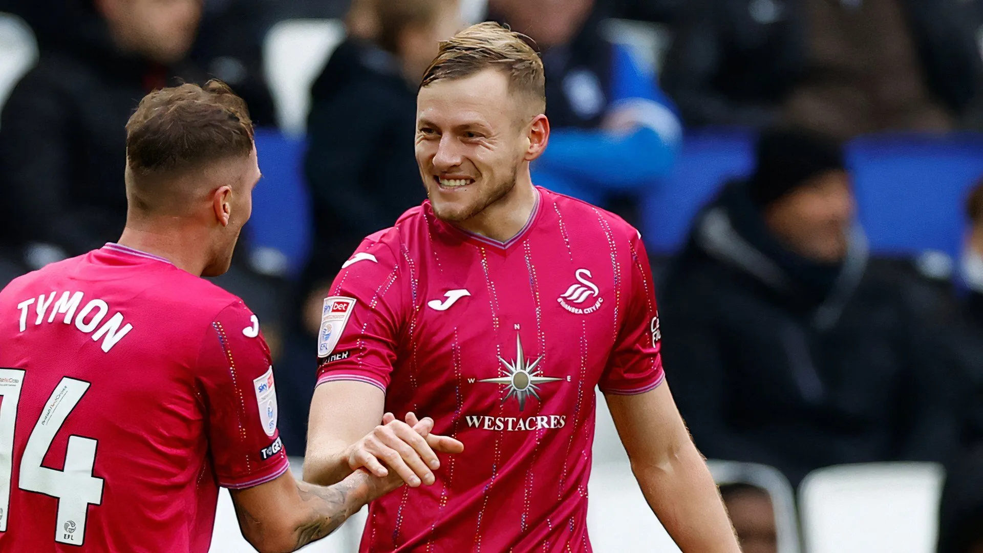 Trung vệ Harry Darling của Swansea City