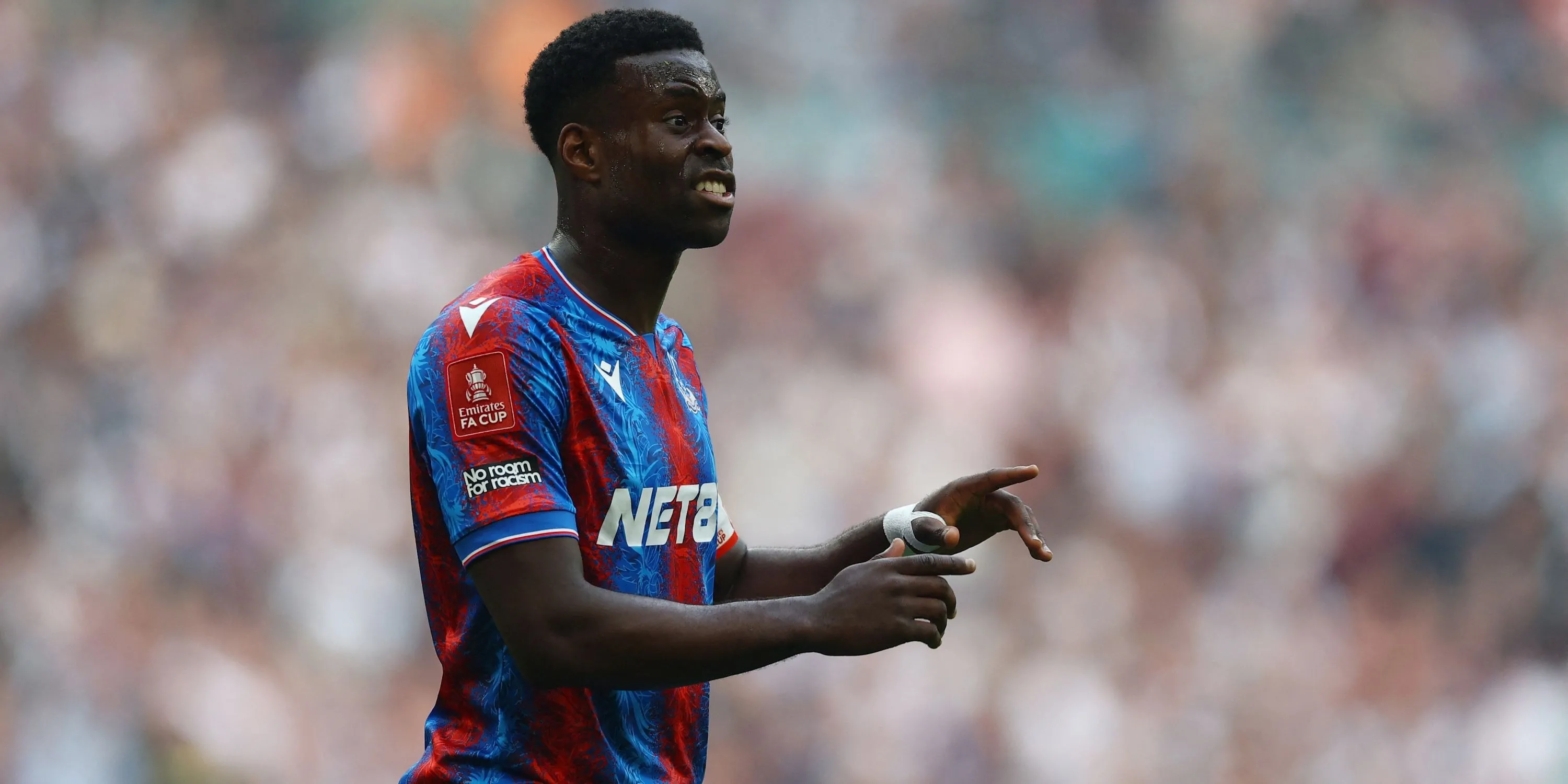 Trung vệ Marc Guehi của Crystal Palace phản ứng trên sân