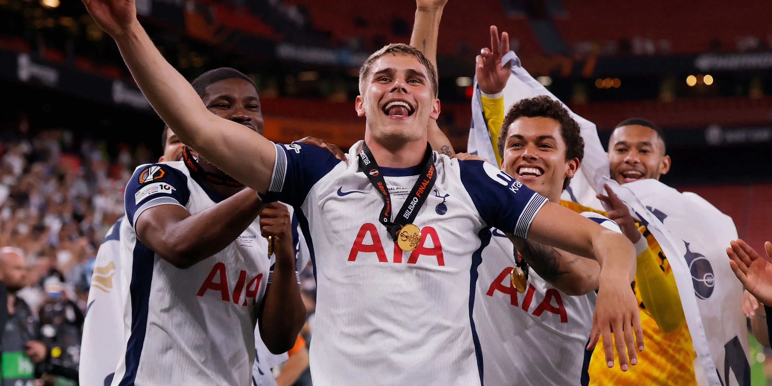 Trung vệ Micky van de Ven của Tottenham