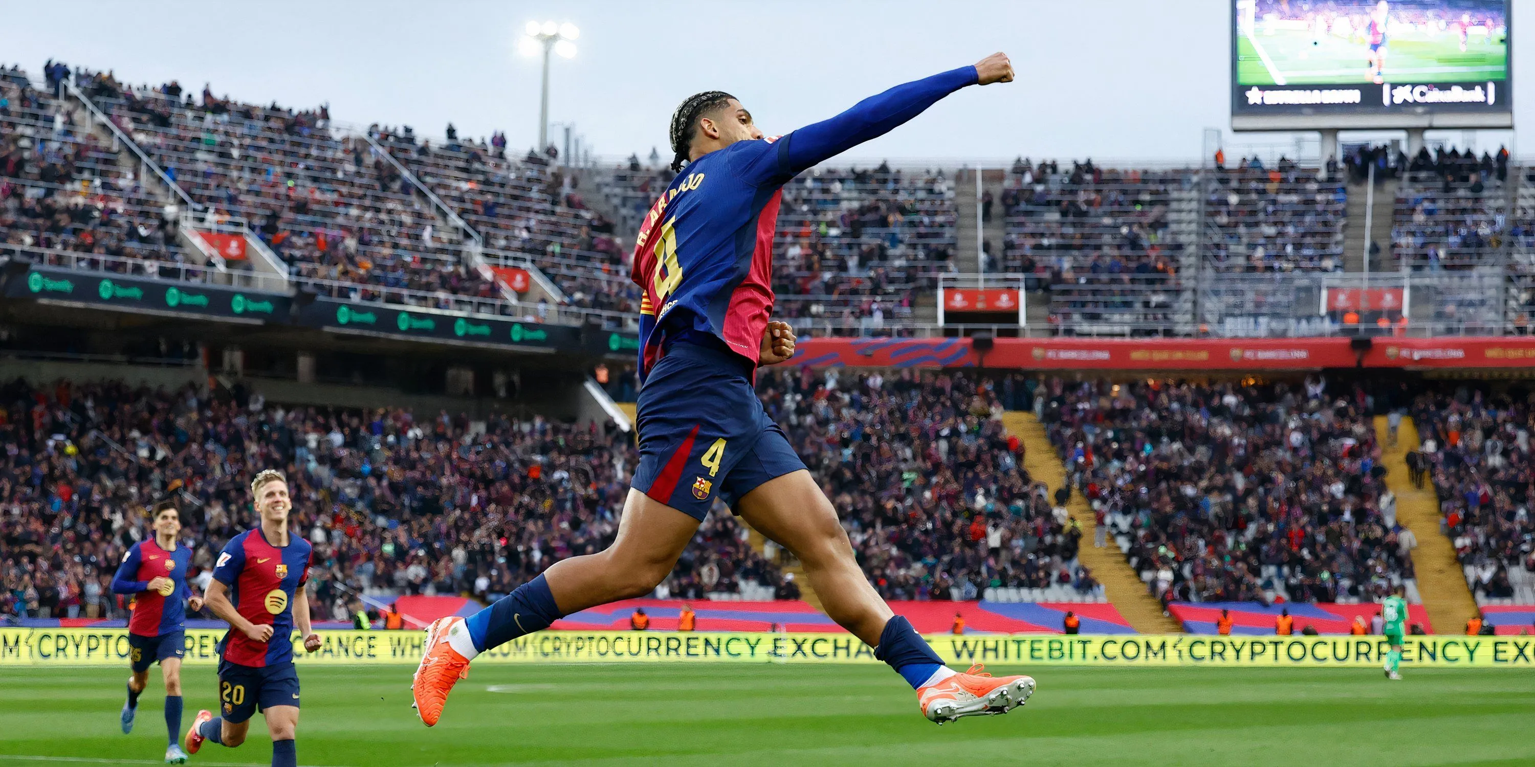 Trung vệ Ronald Araujo của Barcelona trong một pha tranh chấp quyết liệt