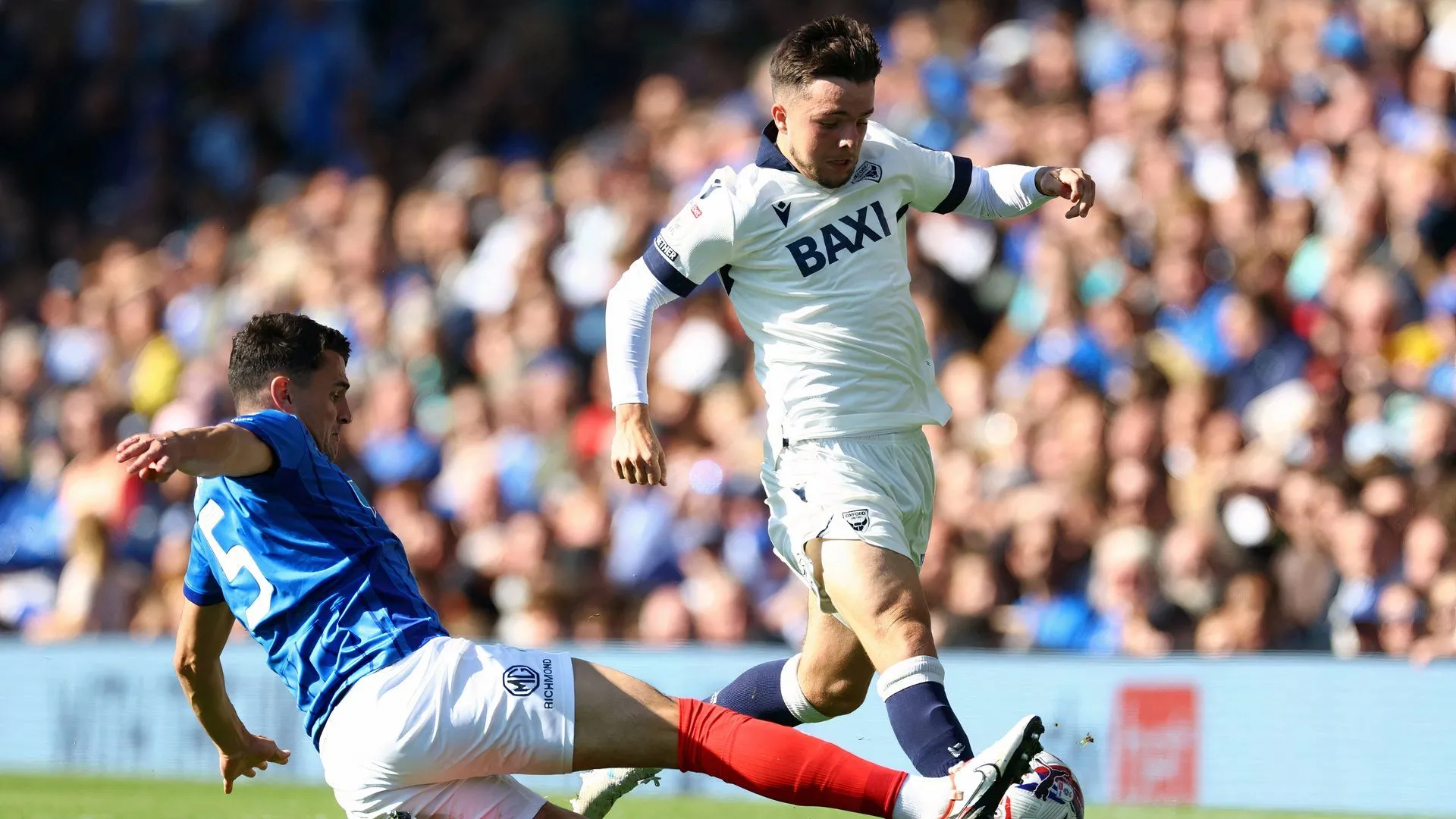 Tyler Goodrham (phải) cùng Regan Poole (trái) của Oxford United trên sân