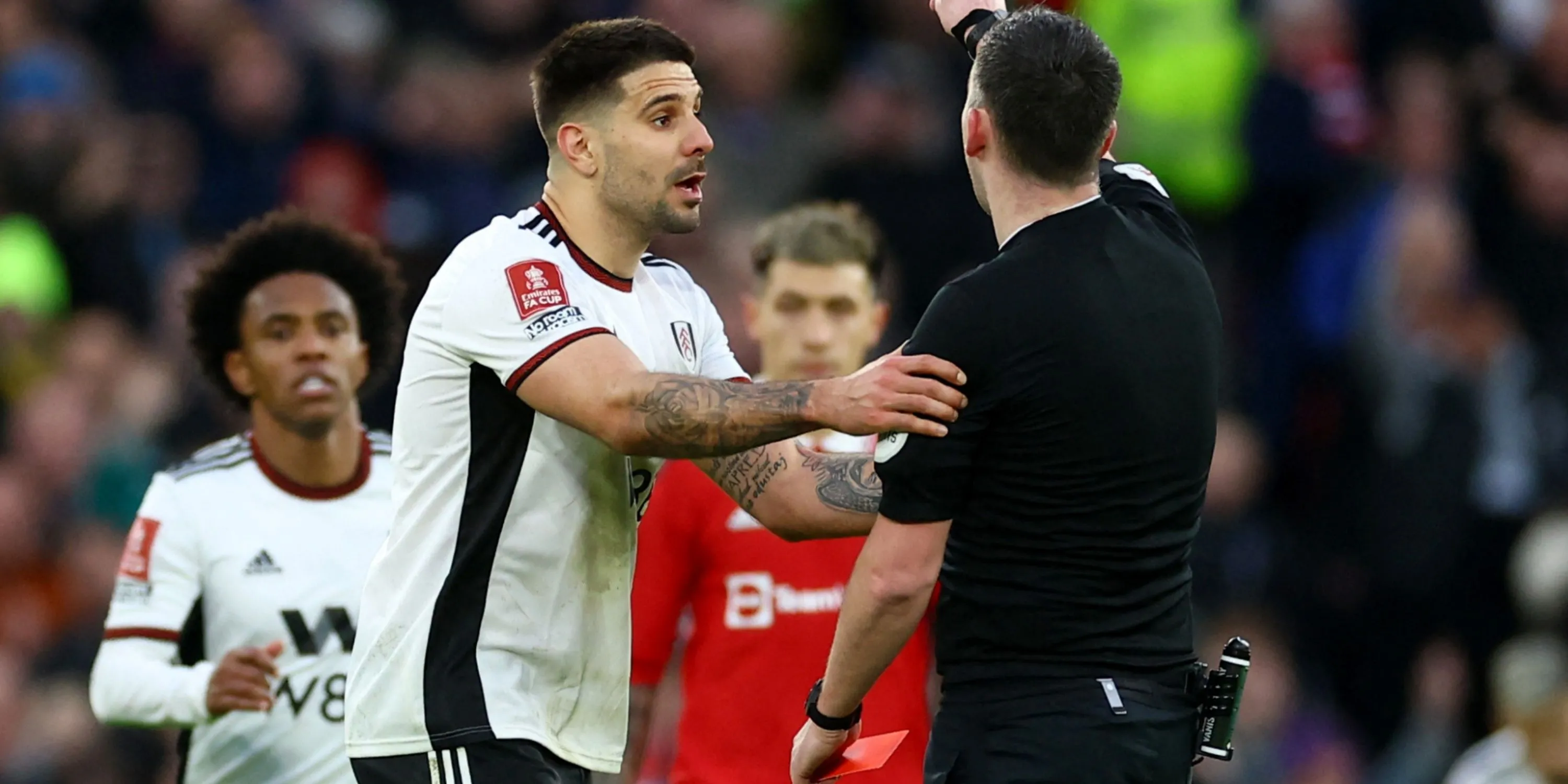 Aleksandar Mitrović trong trận đấu cho Fulham vs Manchester United