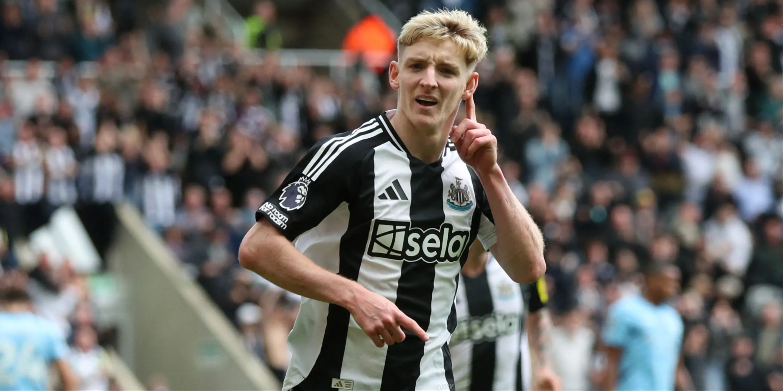 Anthony Gordon trong màu áo Newcastle, mục tiêu của Liverpool