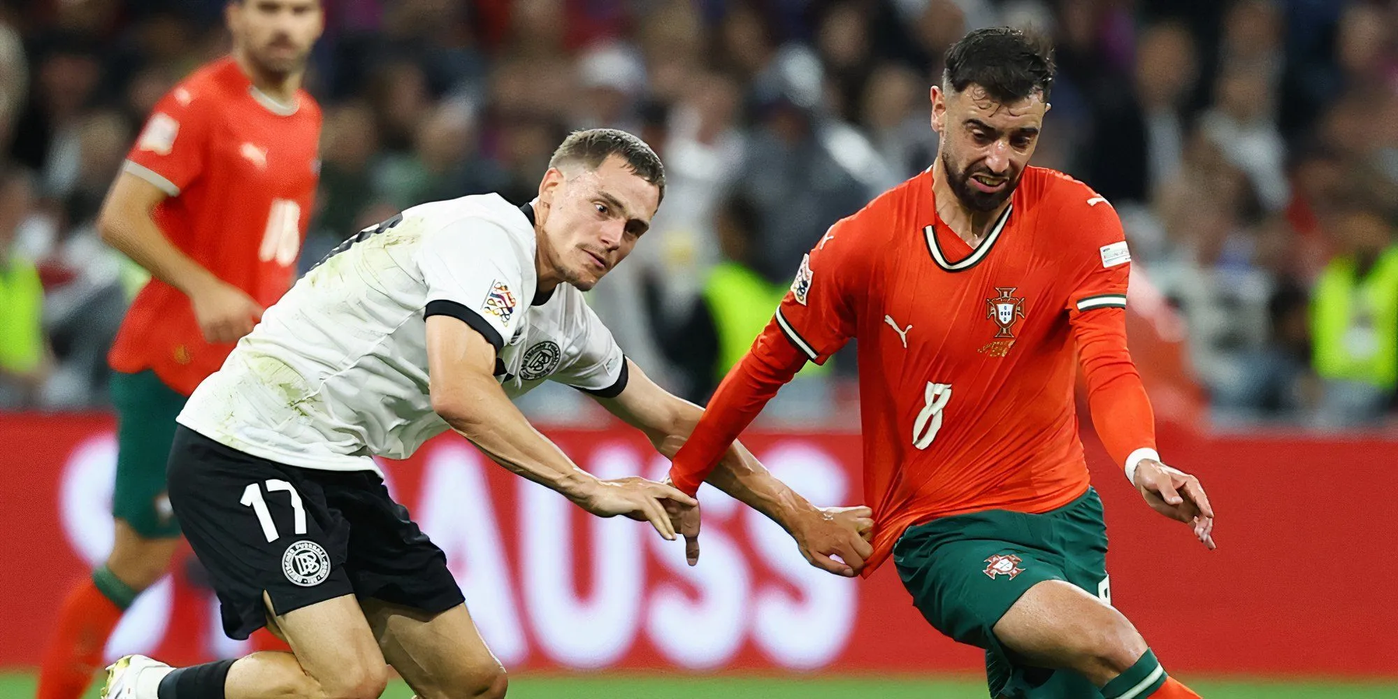 Bruno Fernandes và Florian Wirtz lời qua tiếng lại sau một tình huống va chạm trên sân ở Nations League