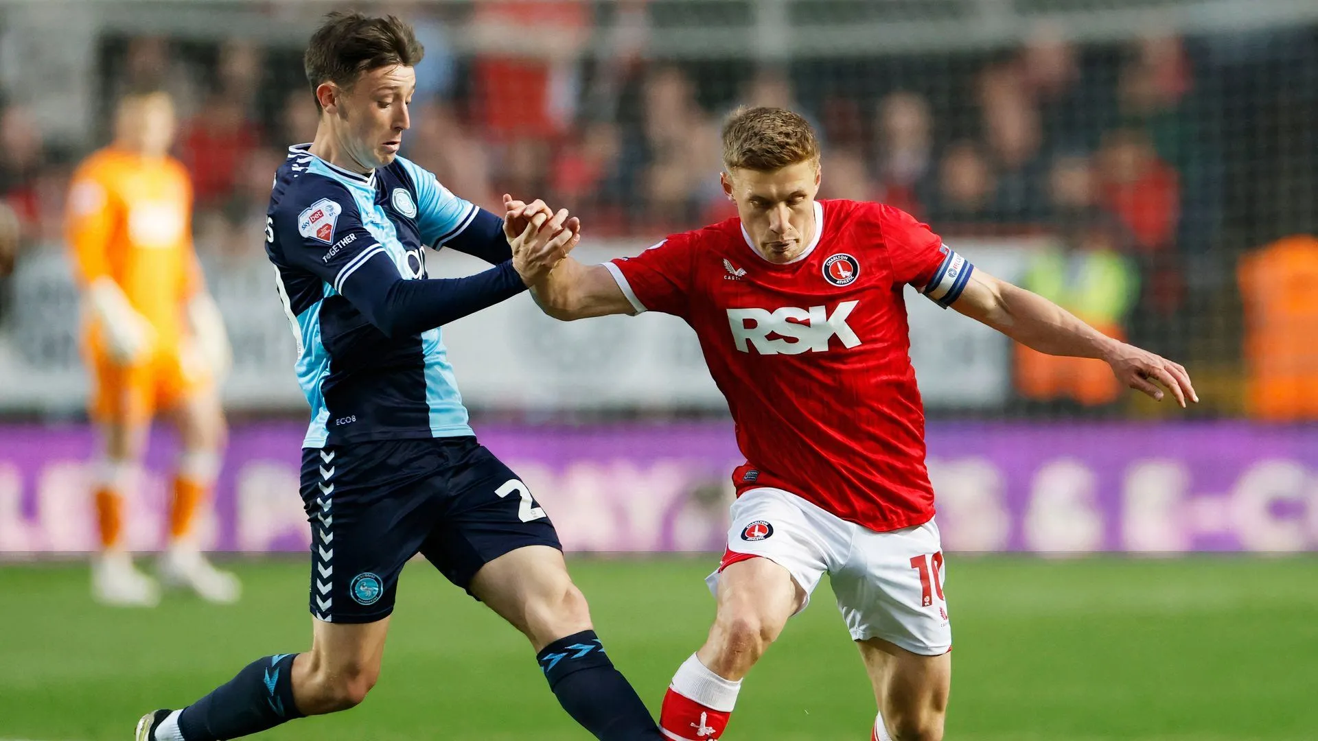Cameron Humphreys trong màu áo Wycombe Wanderers thi đấu tại EFL