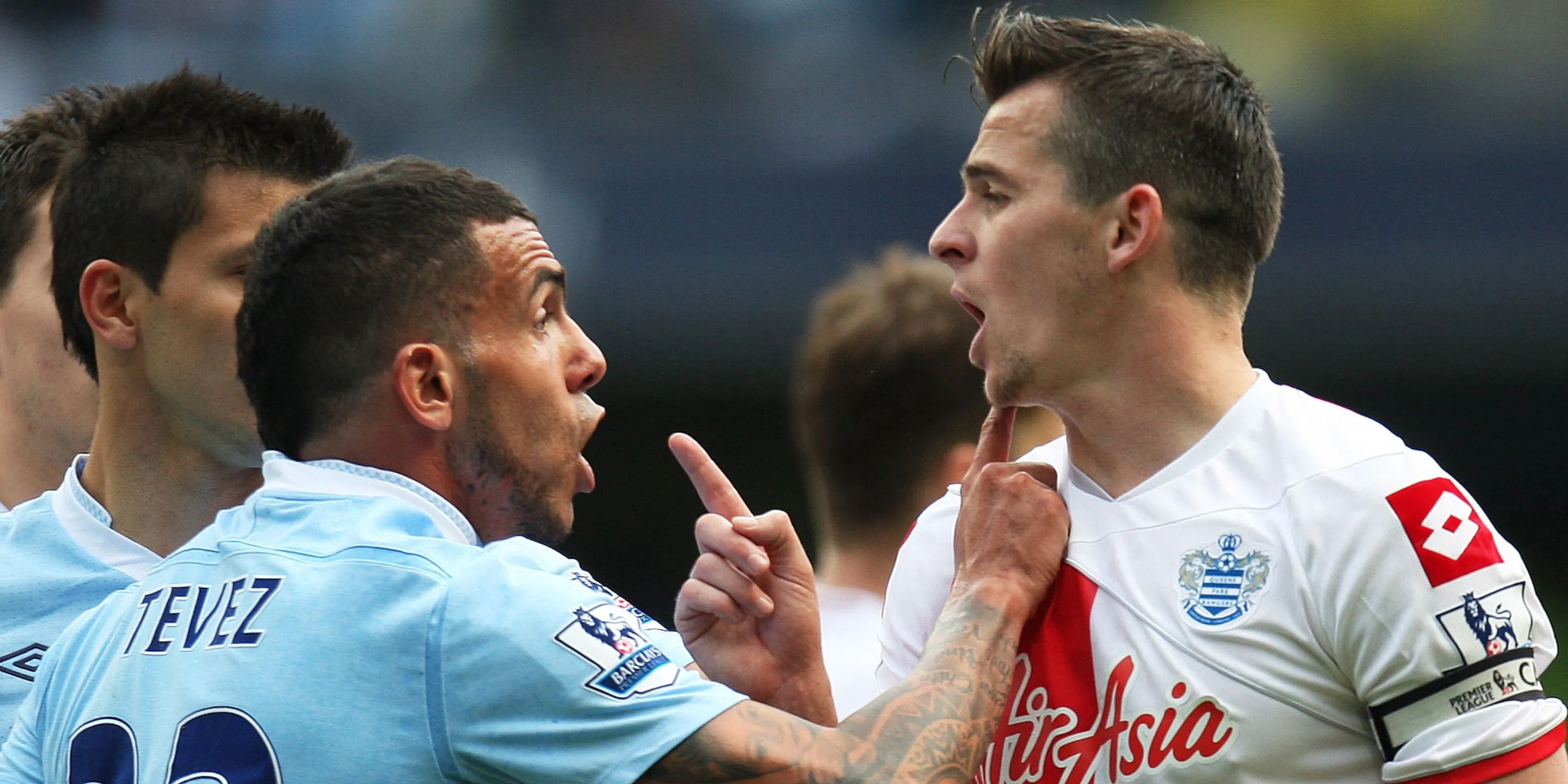 Carlos Tevez và Joey Barton trên sân cỏ