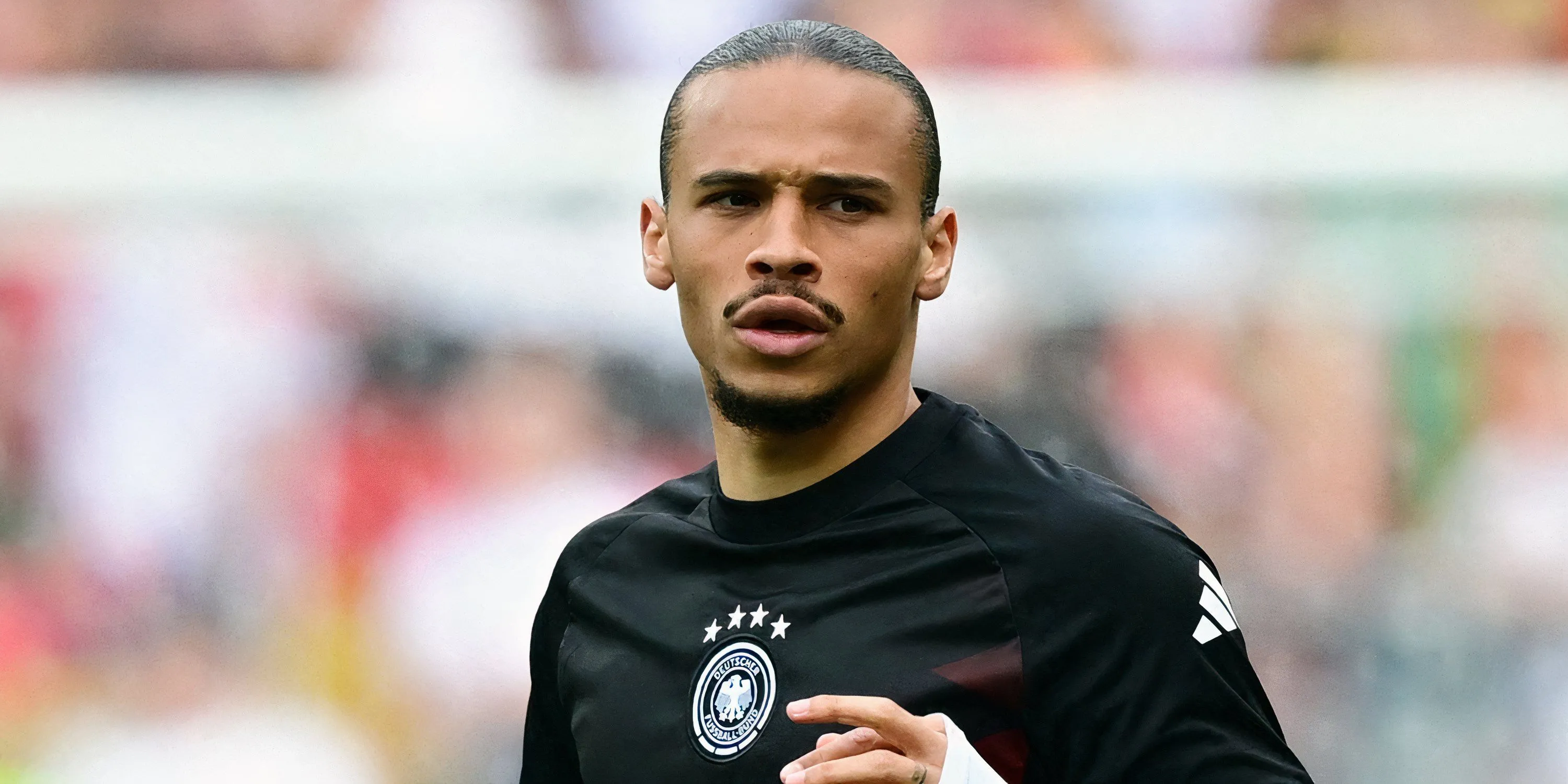 Cầu thủ chạy cánh Leroy Sané trong màu áo đội tuyển Đức khi khởi động