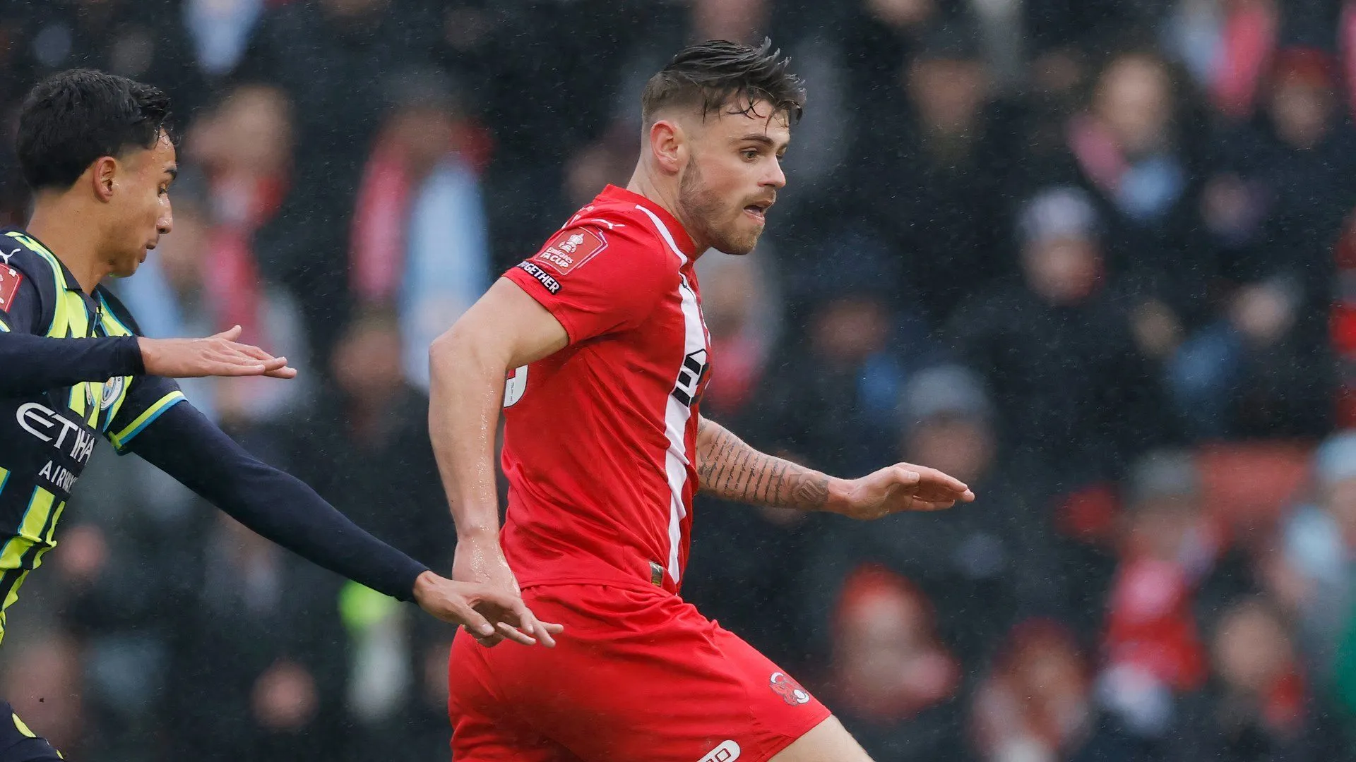 Charlie Kelman trong màu áo Leyton Orient thi đấu tại League One mùa giải 2024/25