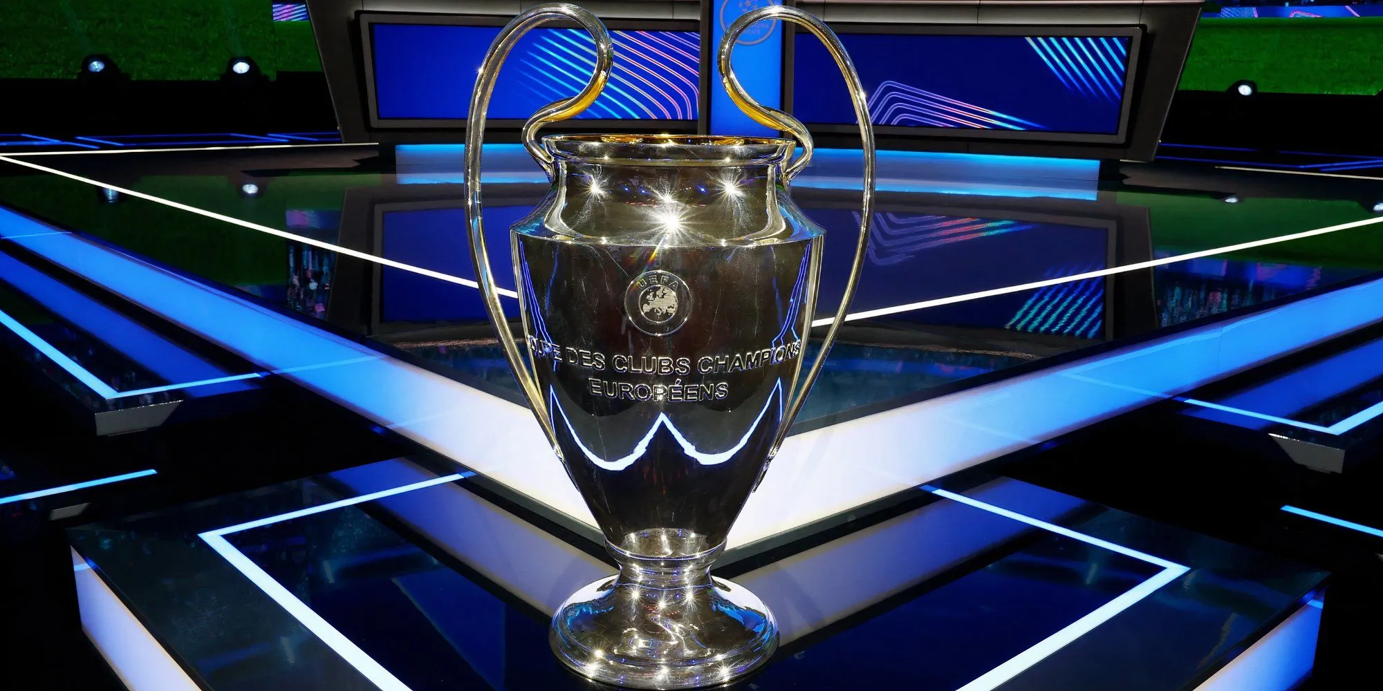 Chiếc cúp UEFA Champions League, giải đấu mang lại nguồn doanh thu quan trọng cho các CLB