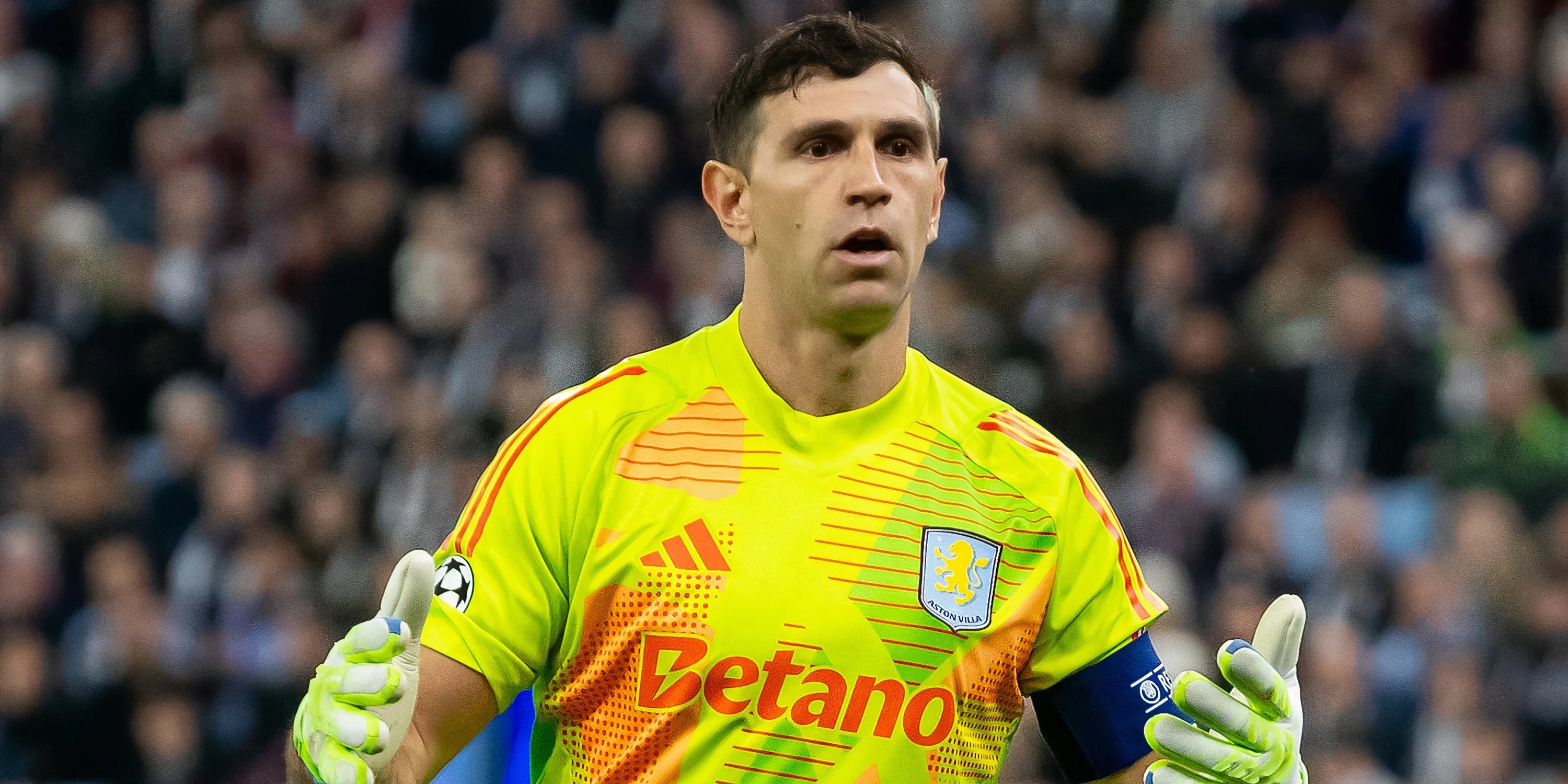 Emiliano Martinez thi đấu cho Aston Villa trên sân cỏ