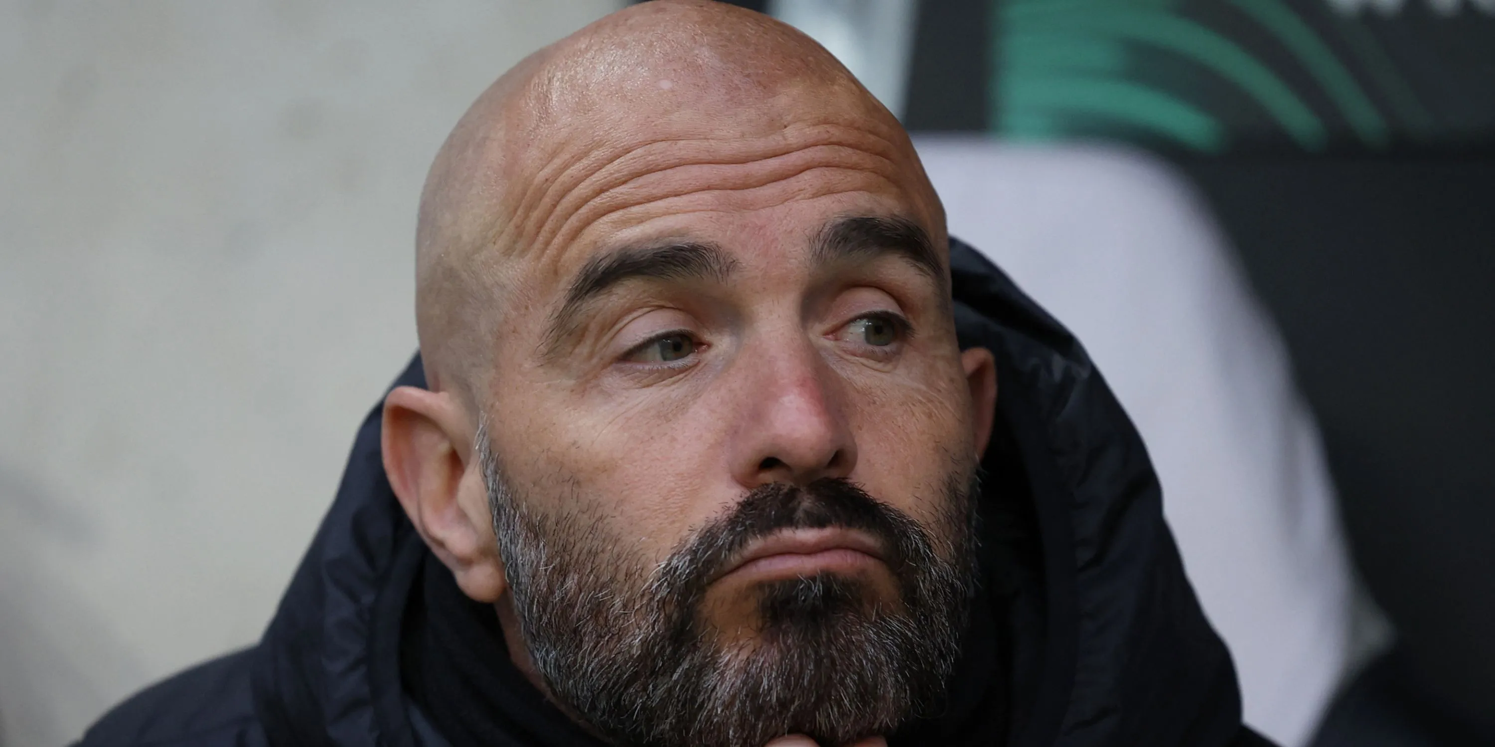 Hình ảnh tổng hợp liên quan đến các câu lạc bộ hàng đầu Premier League và vấn đề tài chính