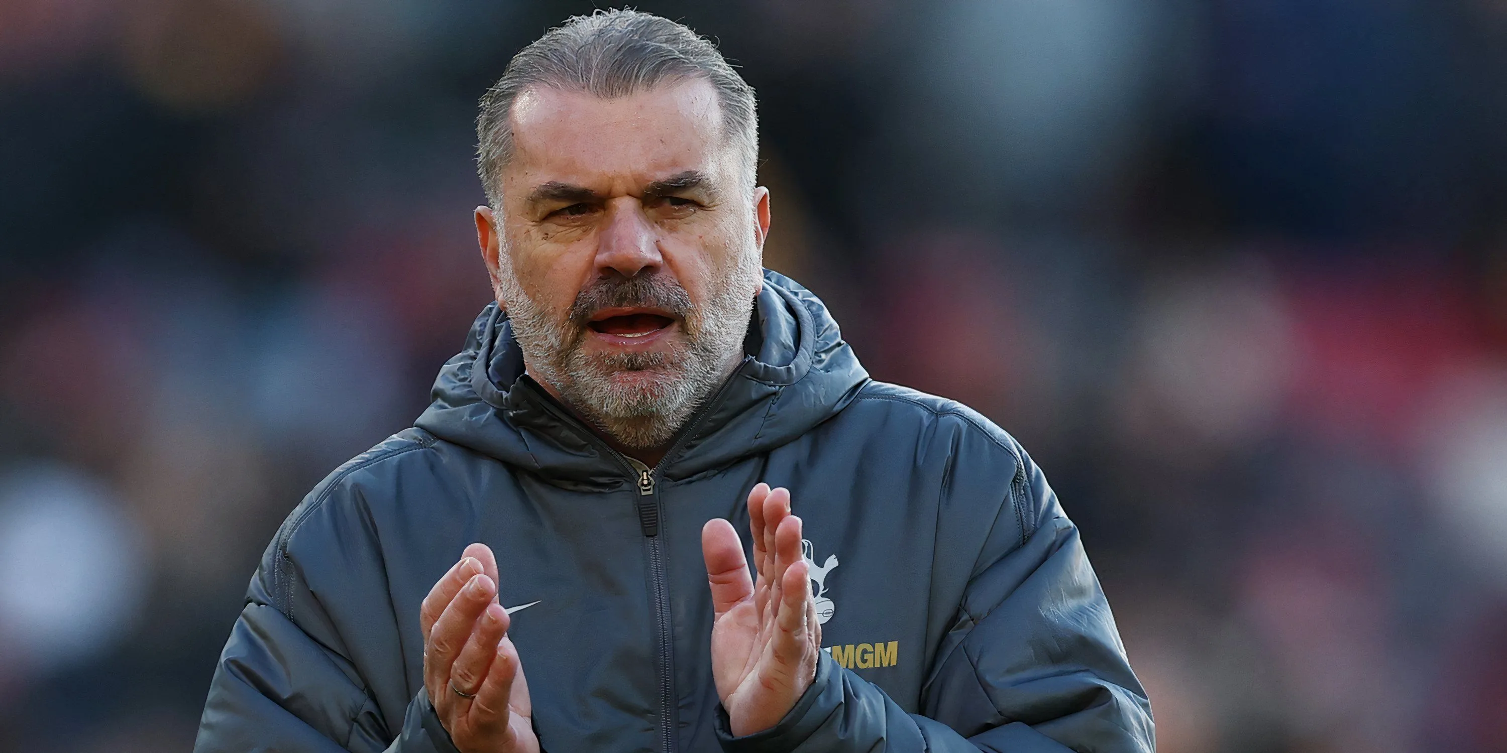 HLV Ange Postecoglou đứng trên sân