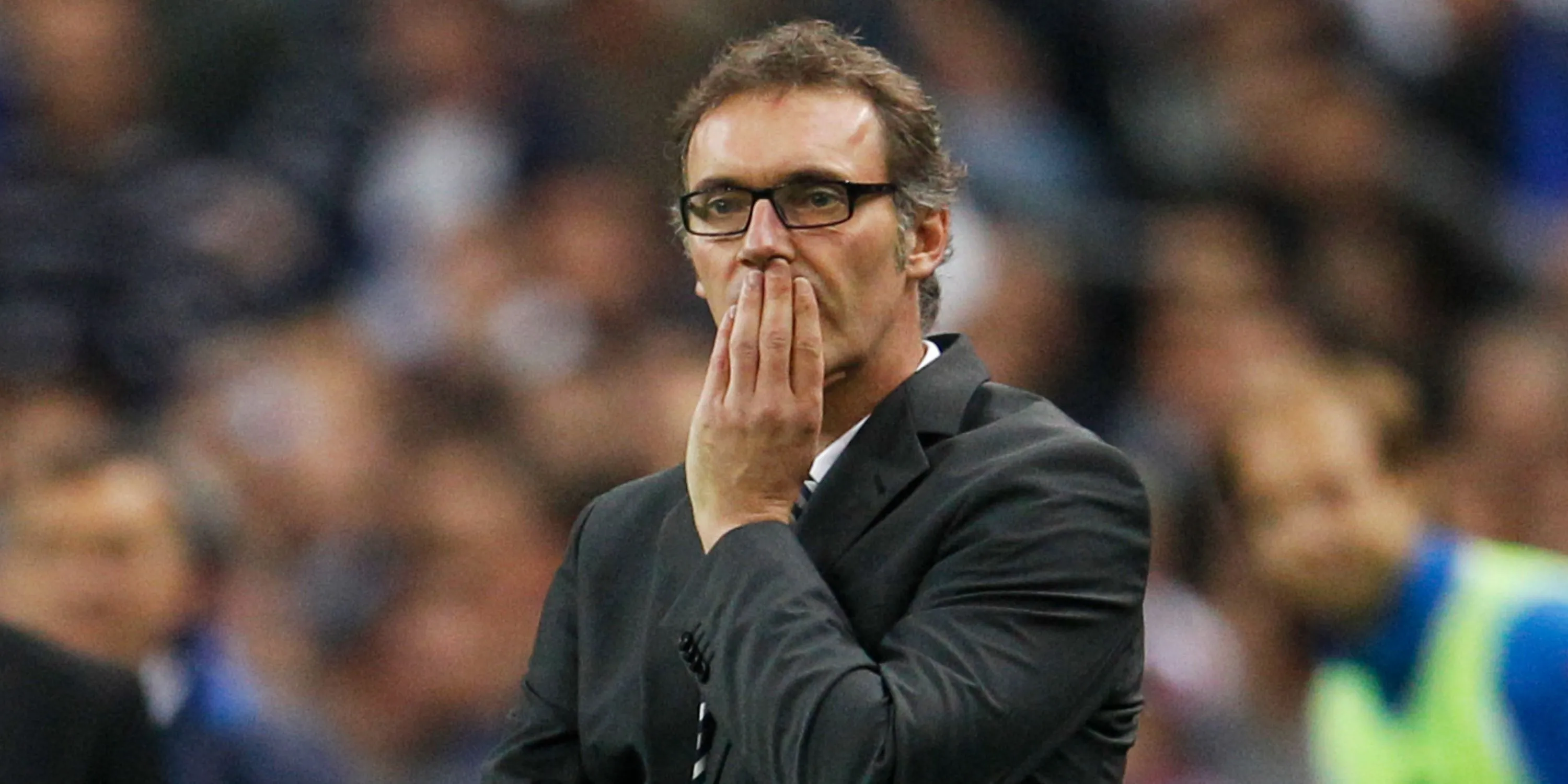 HLV Laurent Blanc trong trận đấu