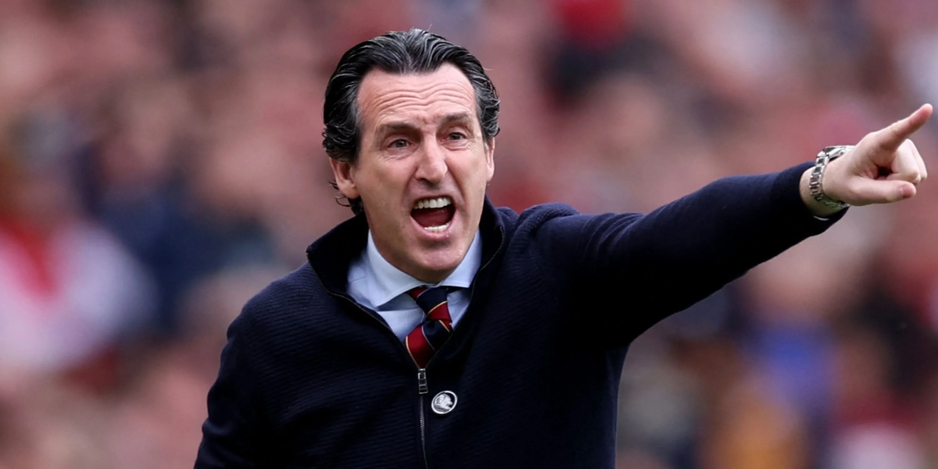 HLV Unai Emery của Aston Villa đứng trên đường biên chỉ đạo