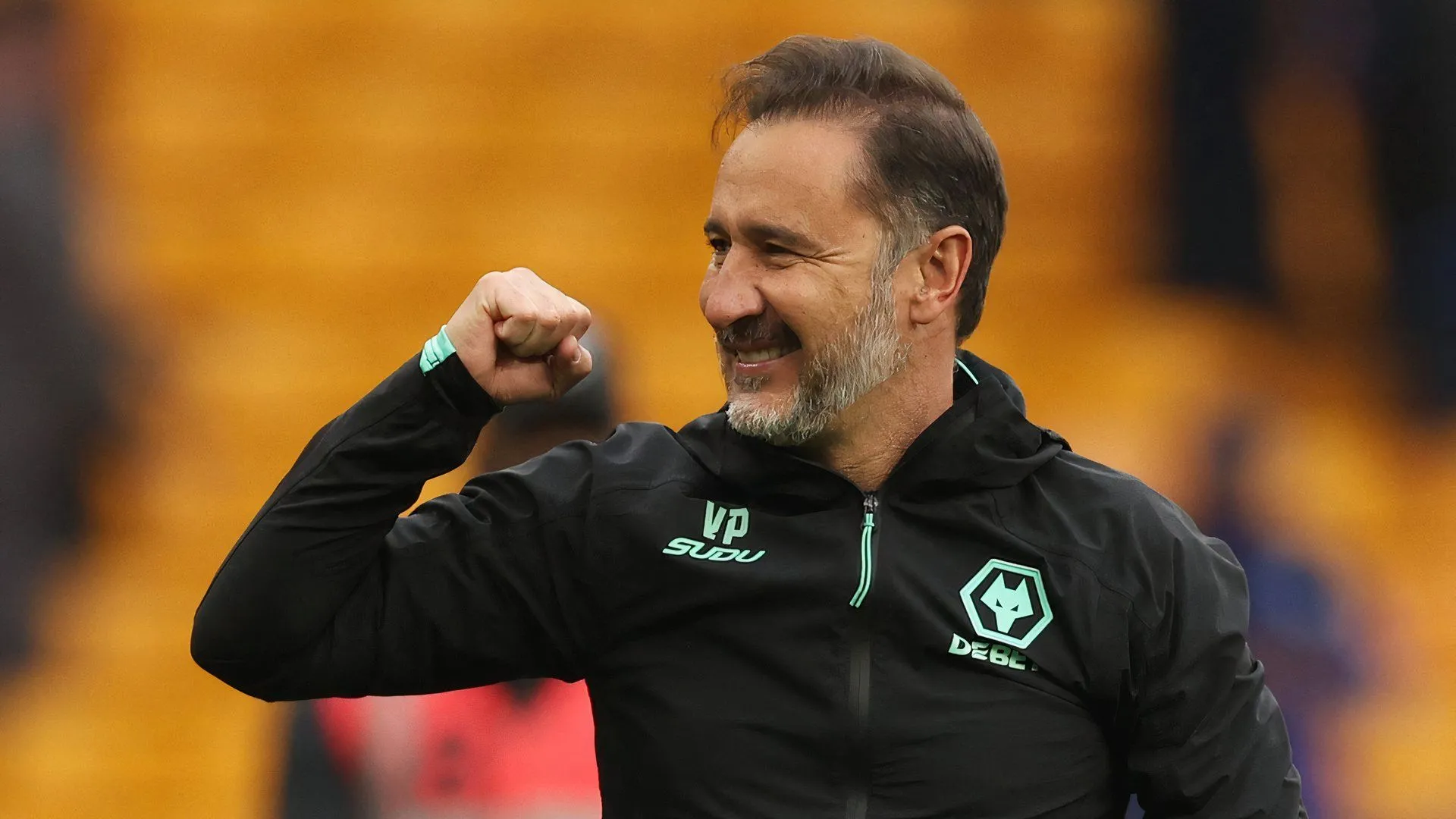 HLV Vitor Pereira của Wolves đang chỉ đạo các cầu thủ trên sân