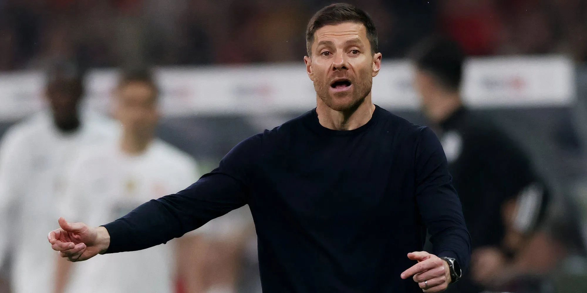HLV Xabi Alonso đứng trên đường biên chỉ đạo