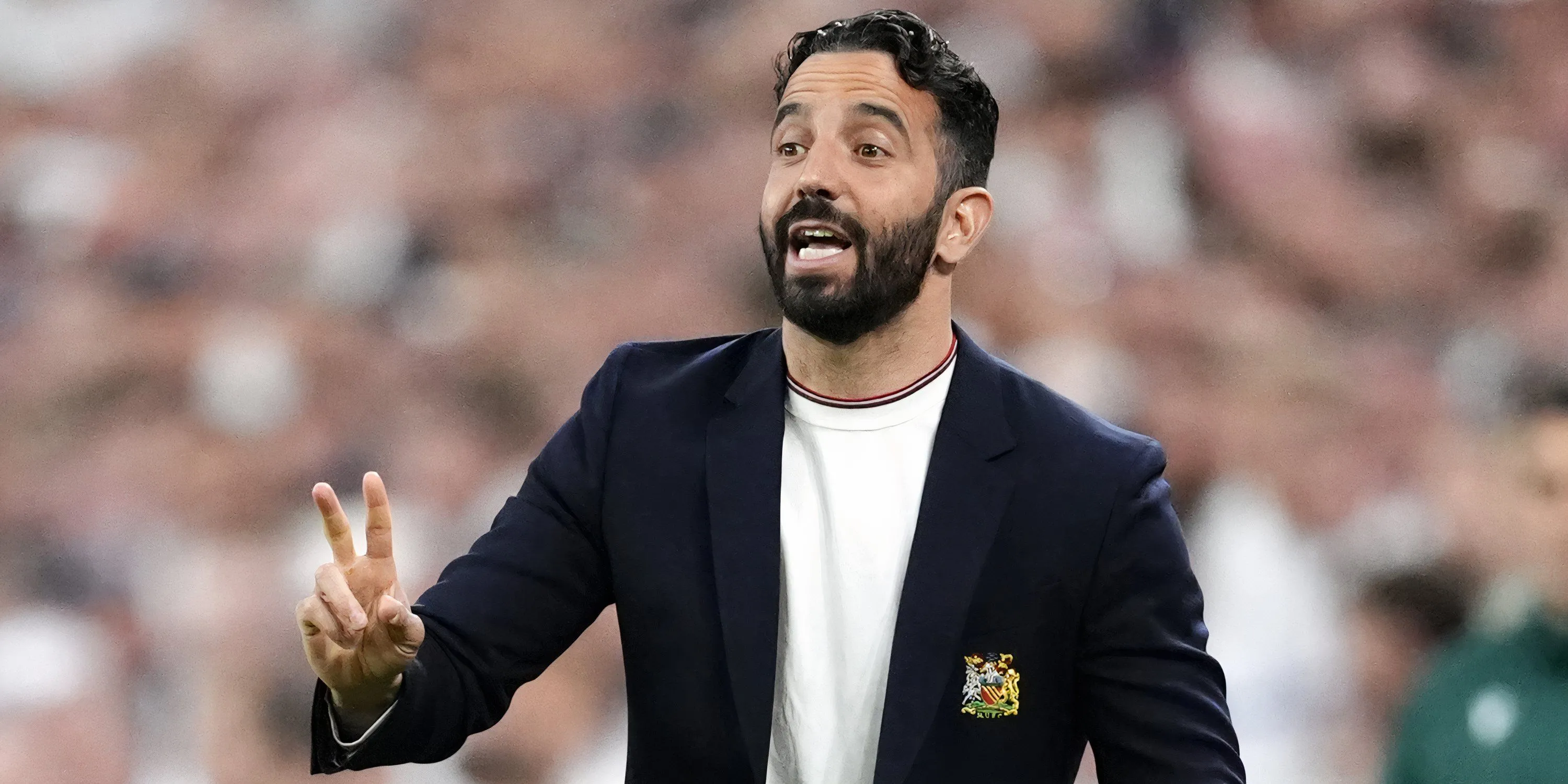 Huấn luyện viên Ruben Amorim của Manchester United trên đường biên
