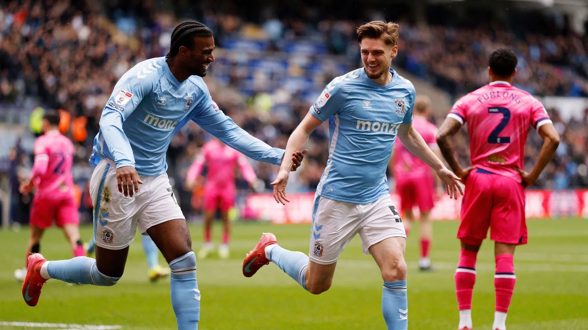 Jack Rudoni, tiền vệ chủ chốt của Coventry City, ăn mừng bàn thắng